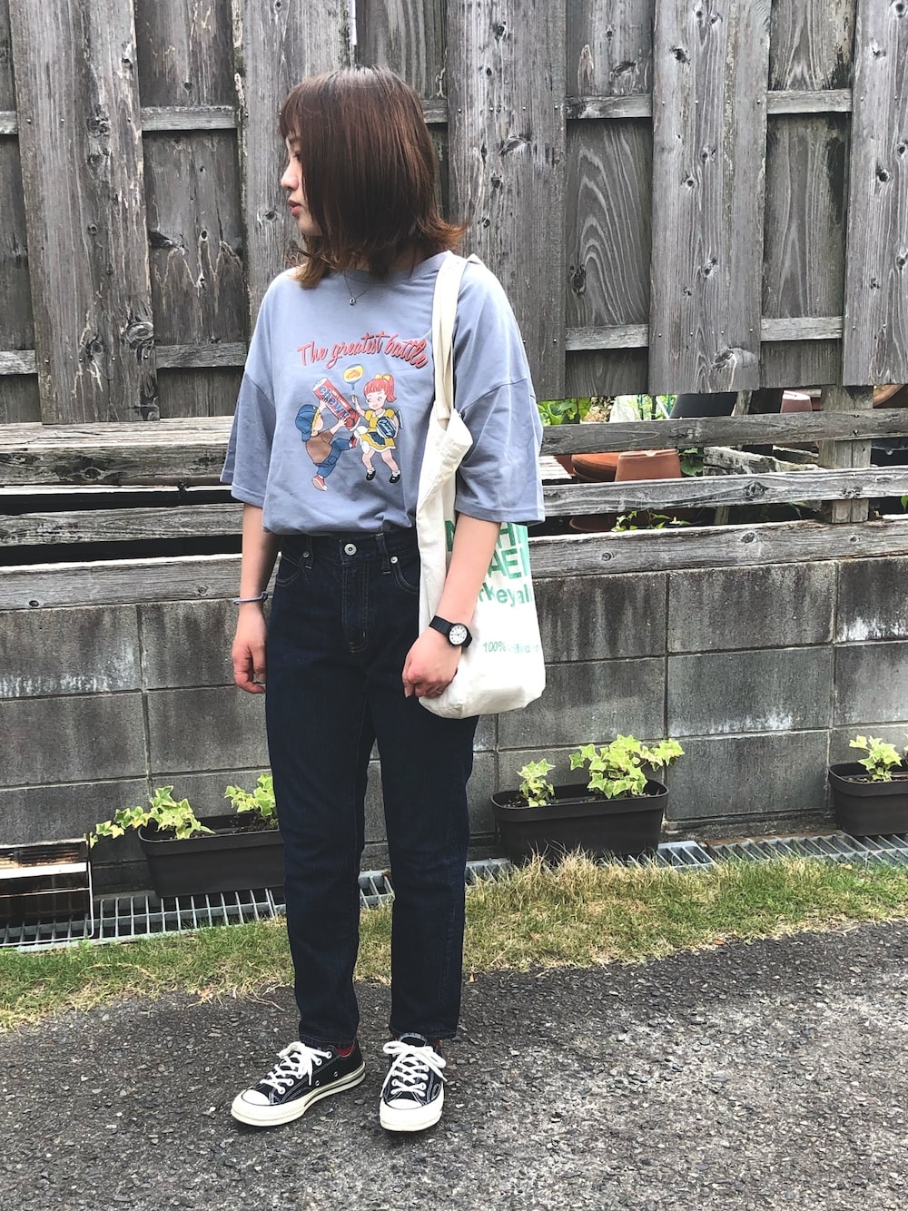 「デニムパンツ、スニーカーコーデ、Tシャツ、赤靴下、ラフ、ちょっとそこまで、ct70、シャツイン、テーパードパンツ、夏コーデ」｜「CASIOのCASIO /カシオ  スタンダード クォーツ ラウンドフェイス腕時計 MQ-24-1B2 MQ-24-1BL MQ-24-1E MQ-24-7B MQ-24-7B2 MQ-24-7E2 MQ-24-9B MQ-24-9E（アナログ腕時計、ブラック系）」を使った、きょんすけさん（レディース・156cm）の夏コーディネートの1枚目の写真