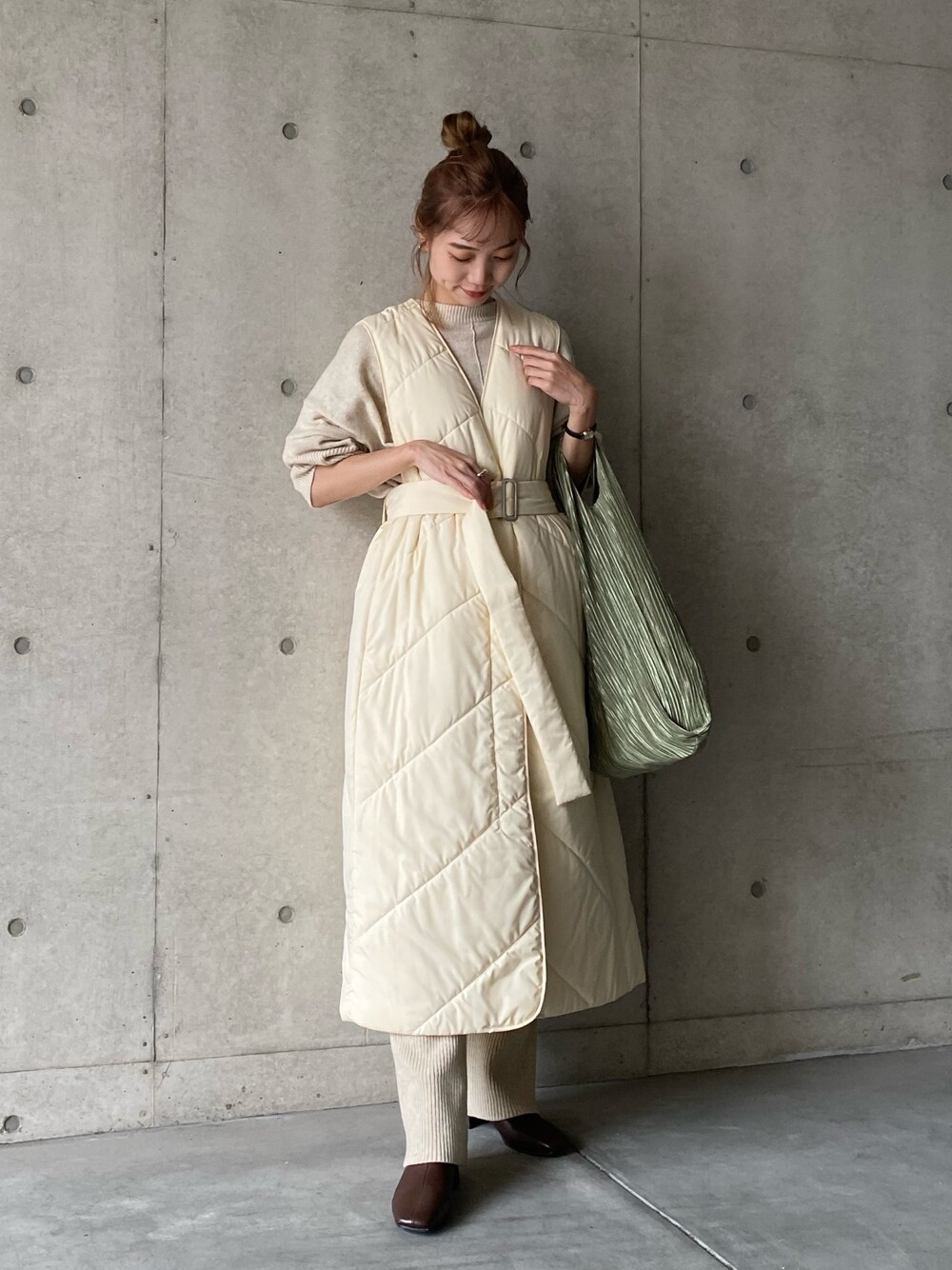 「オトナカジュアル、ホワイトコーデ、お洒落さんとつながりたい、ootd、ニット、冬コーデ、秋のコーデ、秋コーデ、ヘアアレンジ、お団子ヘアー」｜「venitのアイテム（ジャケット/アウター、ホワイト系）」を使った、yukiさん（レディース・162cm）の秋コーディネートの1枚目の写真
