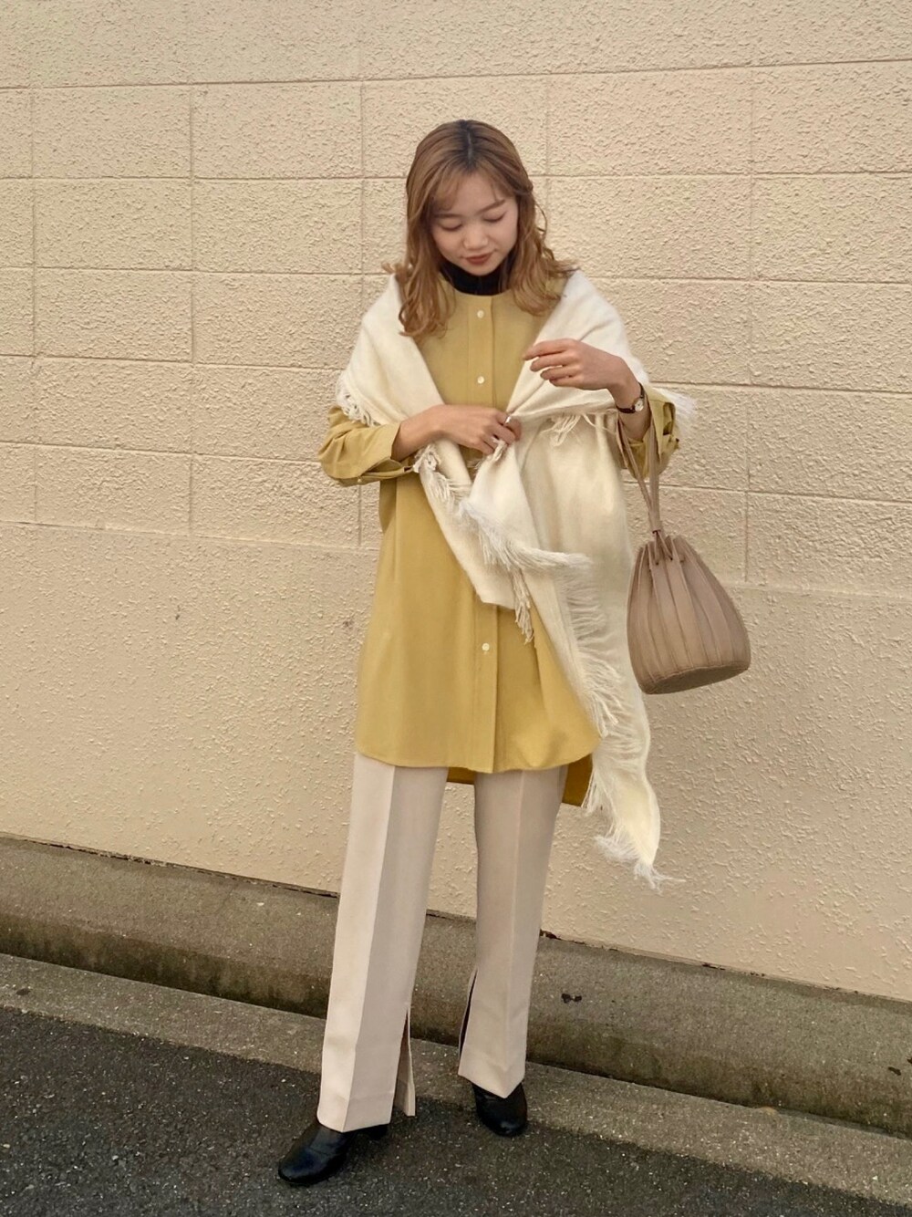 「秋コーデ、wearhalloween2020、お洒落さんとつながりたい、オーバーサイズ、ベージュ、イエロー、キレイめ、タートルネック、ootd、ワントーンコーデ」｜「CAPRICIEUX LE'MAGEのタックボタンカフスシャツ（シャツ/ブラウス、イエロー系）」を使った、yukiさん（レディース・162cm）の秋コーディネートの1枚目の写真