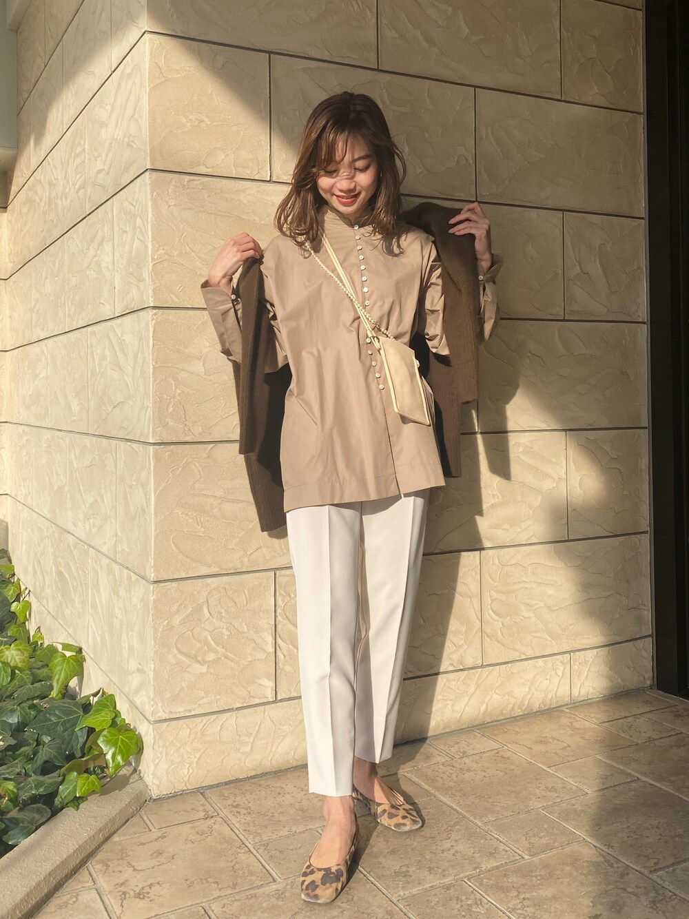 「ワントーンコーデ、ベージュコーデ、ベージュ、春コーデ、私の推しブランド、大人カジュアル、大人女子、休日スタイル、休日コーデ、オフィスカジュアル」｜「CAPRICIEUX LE'MAGEのセッパボタンシャツ（シャツ/ブラウス、ベージュ系）」を使った、yukiさん（レディース・162cm）の冬コーディネートの1枚目の写真