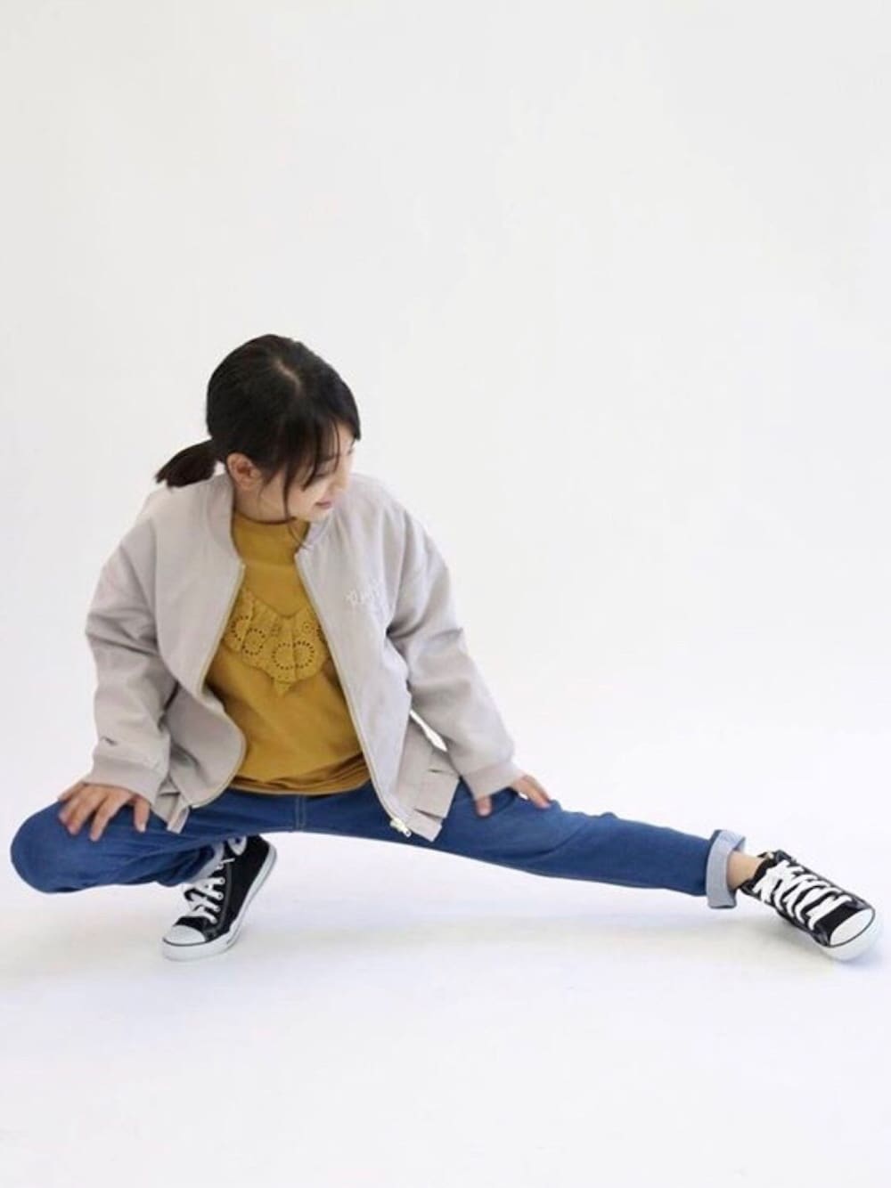 「ストレッチパンツ、ストレッチデニム、秋コーデ、キッズファッション、カジュアルコーデ、小学生コーデ、小学生女子」｜「RUGGEDWORKSの裾フリルブルゾン（ブルゾン、グレー系）」を使った、hinyaさん（キッズ・130cm）の夏コーディネートの1枚目の写真