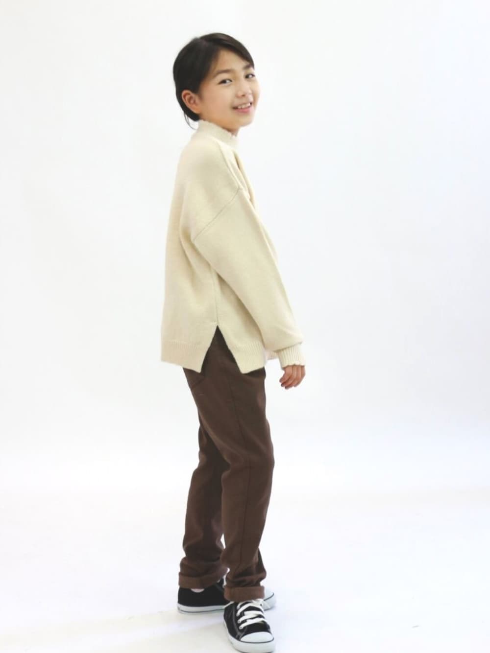 「ニット、ニットコーデ、冬コーデ、小学生、小学生コーデ、小学生女子」｜「RUGGEDWORKSの【洗えるニット】モックネックもちもちプルオーバーニット（ニット/セーター、ホワイト系）」を使った、hinyaさん（キッズ・130cm）の秋コーディネートの1枚目の写真