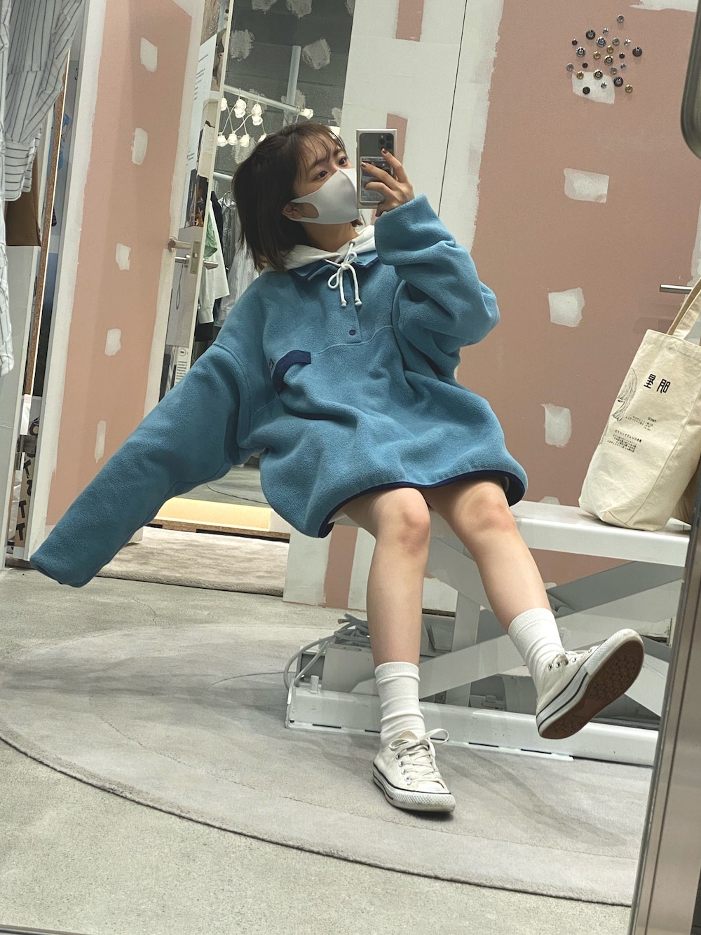 「秋コーデ、楽チンコーデ、スカートスタイル、古着コーデ、ゆるコーデ、なえなの、patagonia、パーカー、converse」｜「patagoniaのアイテム（トップス、ブルー系）」を使った、なえなの🌨さん（レディース・156cm）の秋コーディネートの1枚目の写真