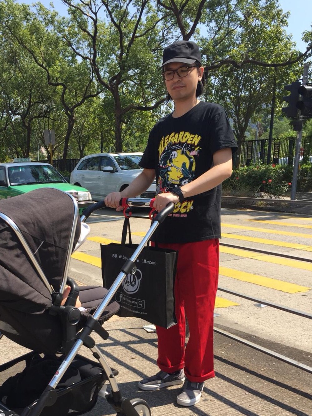 「red、秋コーデ、休日スタイル、黒スキニー、ootd、古着、古着MIX、黒」｜「oneokrockのアイテム（Tシャツ/カットソー、ブラック系）」を使った、Alan  Hoさん（メンズ・179cm）の秋コーディネートの1枚目の写真