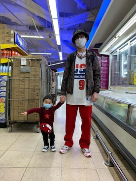 「red」｜「アイテム（トレンチコート）」を使った、Alan  Hoさん（メンズ・179cm）の春コーディネート