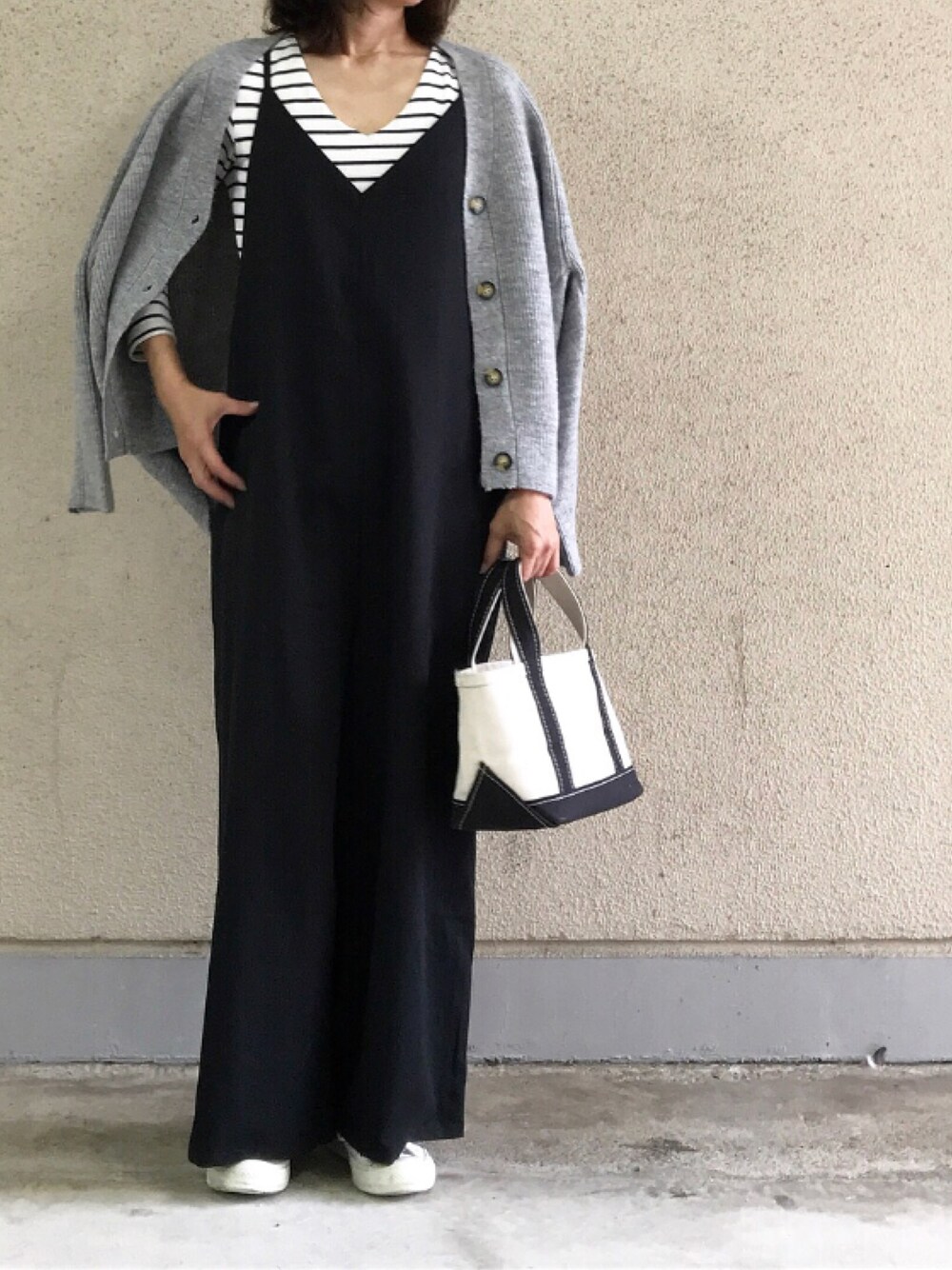 「シンプル、カジュアル、ボーダー、秋のコーデ、黒、モノトーン、サロペット、GU、オールインワン」｜「L.L.Beanのボート･アンド･トート･バッグ、オープン･トップ（トートバッグ、ブラック系）」を使った、ikmさん（レディース・157cm）の秋コーディネートの1枚目の写真