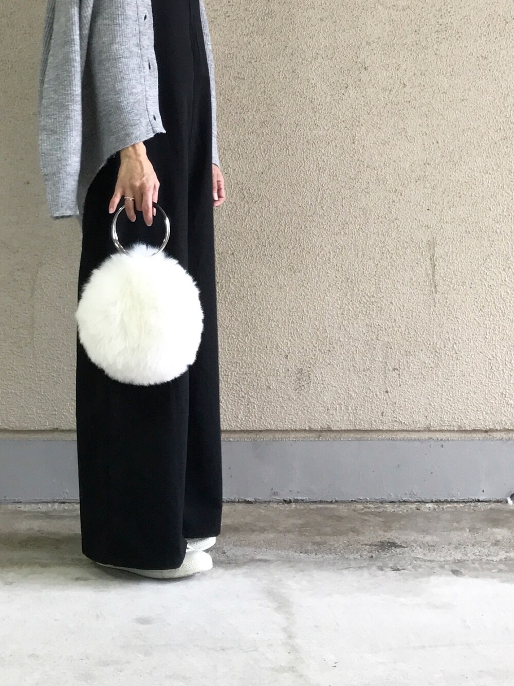 グレー系のカーディガン/ボレロ、ブラック系のサロペット/オーバーオールを着用したレディースの秋コーディネートの1枚目の写真