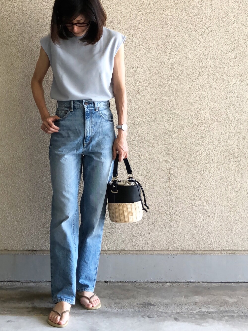 ゴールド系のビーチサンダル、ブラウン系のTシャツ/カットソー、ホワイト系のアナログ腕時計を着用したレディースの夏コーディネートの1枚目の写真