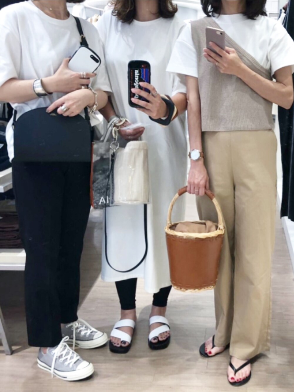 ブラック系のビーチサンダル、ブラウン系のかごバッグ、ベージュ系のニット/セーターを着用したレディースの夏コーディネートの1枚目の写真