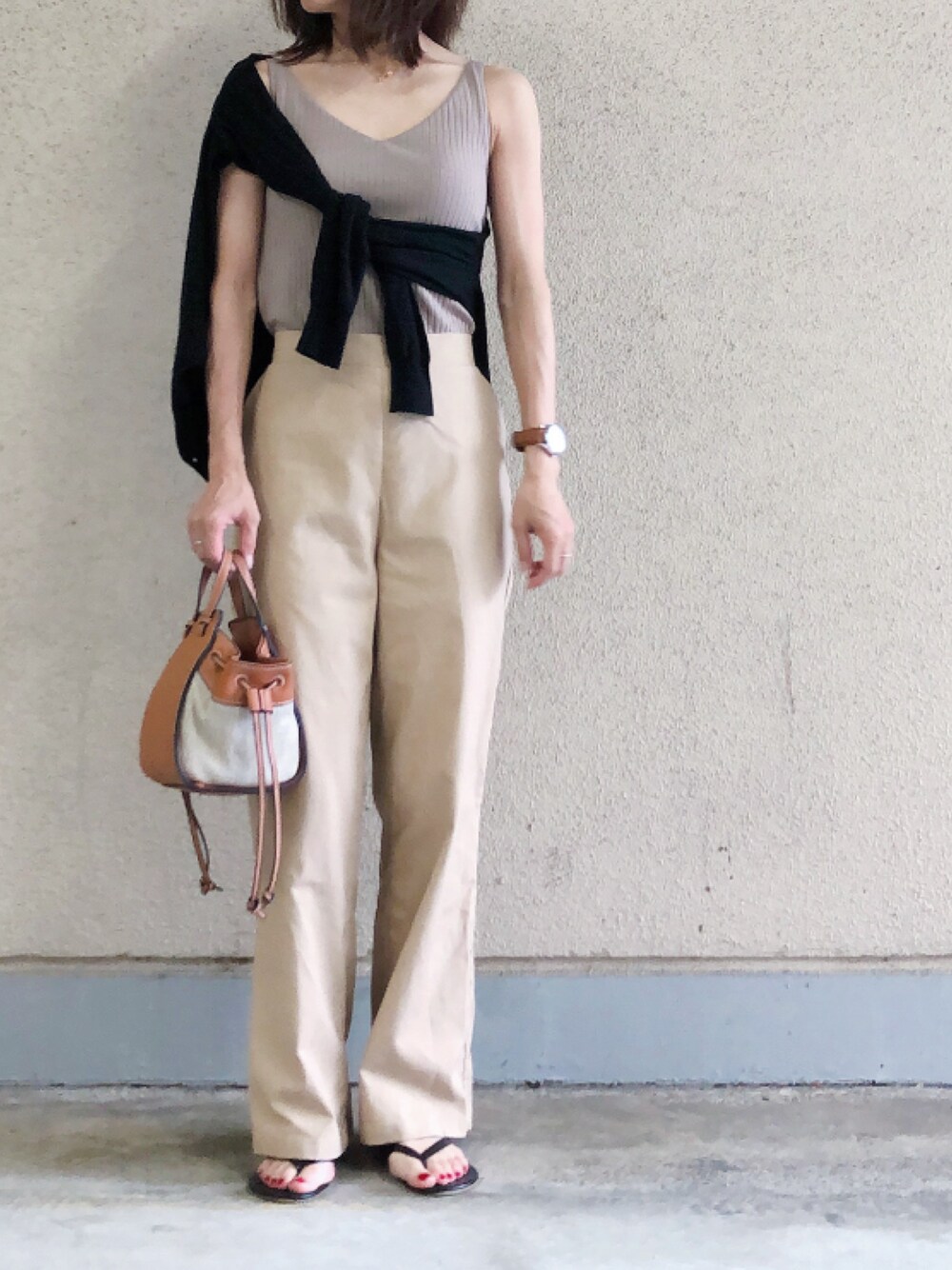 「UNIQLO、ユニクロ、ワイドリブブラタンクトップ、ベージュ、プチプラ、カジュアル、大人カジュアル、シンプル、きれいめカジュアル、おしゃれさんと繋がりたい」｜「Pierrotの麻混リネン ロングボックスパンツ（その他パンツ、ベージュ系）」を使った、ikmさん（レディース・157cm）の夏コーディネートの1枚目の写真