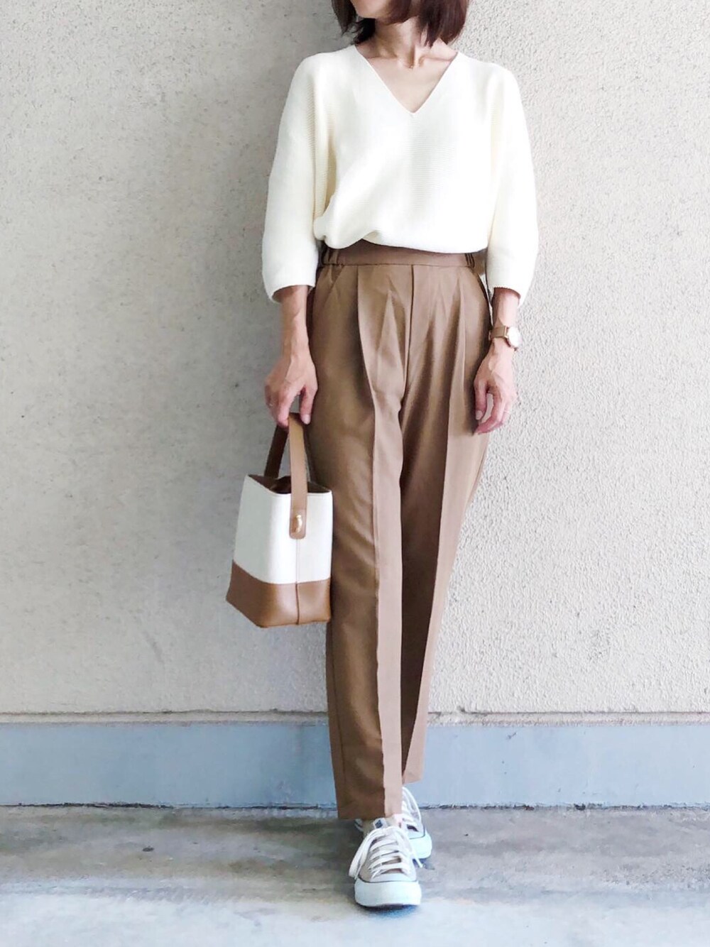 「カジュアル、大人カジュアル、ベージュ、UNIQLO、プチプラ、シンプル、テーパードパンツ、おしゃれさんと繋がりたい、ootd」｜「Wiz Clothのアイテム（パンツ、ベージュ系）」を使った、ikmさん（レディース・157cm）の秋コーディネートの1枚目の写真