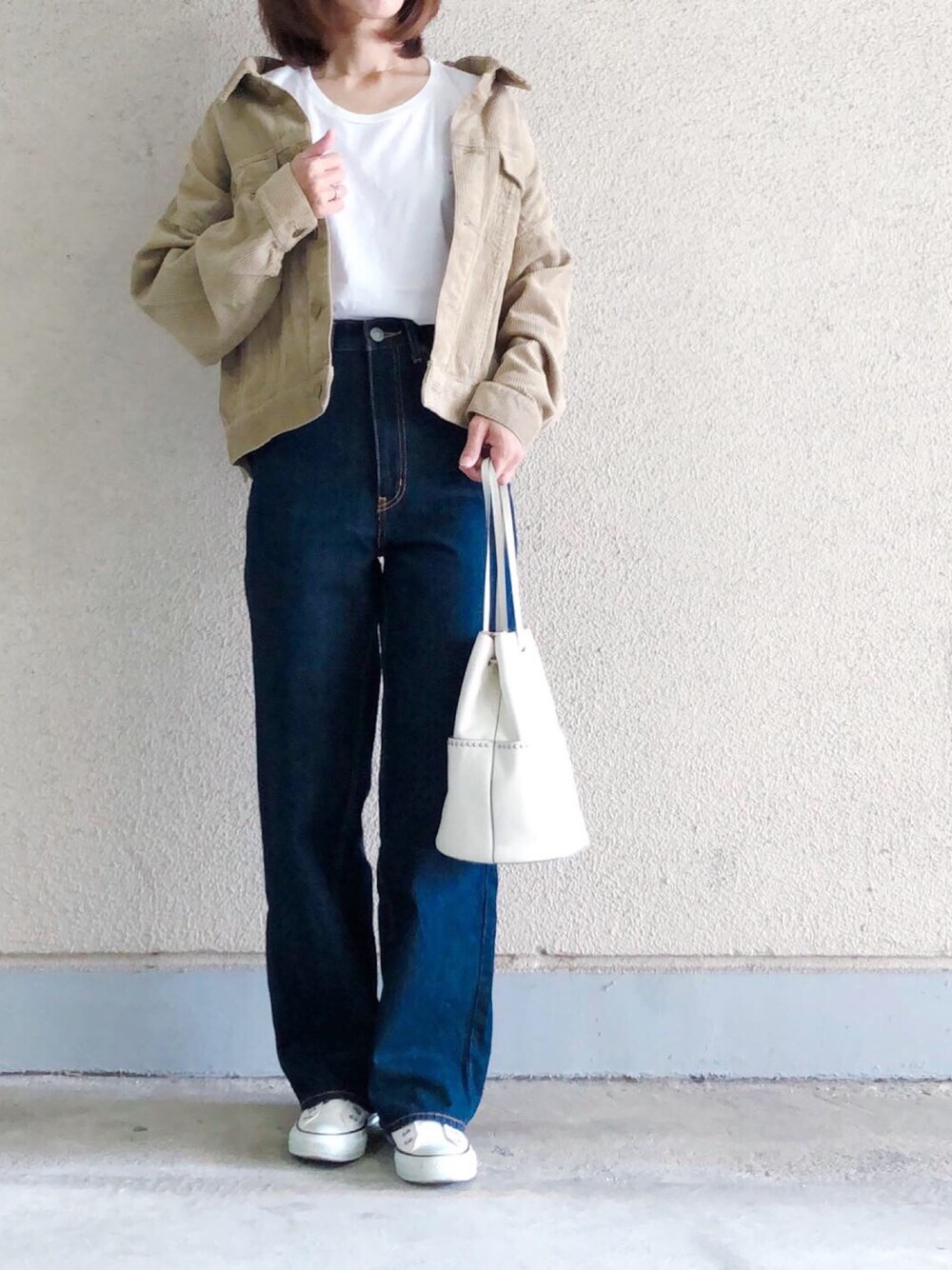 「大人カジュアル、ワイドパンツ、デニム、コーデュロイ、ジャケット、ベージュ、J&M DAVIDSON、秋のコーデ、カジュアルコーデ、オトナカジュアル」｜「J&M DavidsonのMINI DAISY WITH STUDS-NEW WHITE-（トートバッグ、ホワイト系）」を使った、ikmさん（レディース・157cm）の秋コーディネートの1枚目の写真