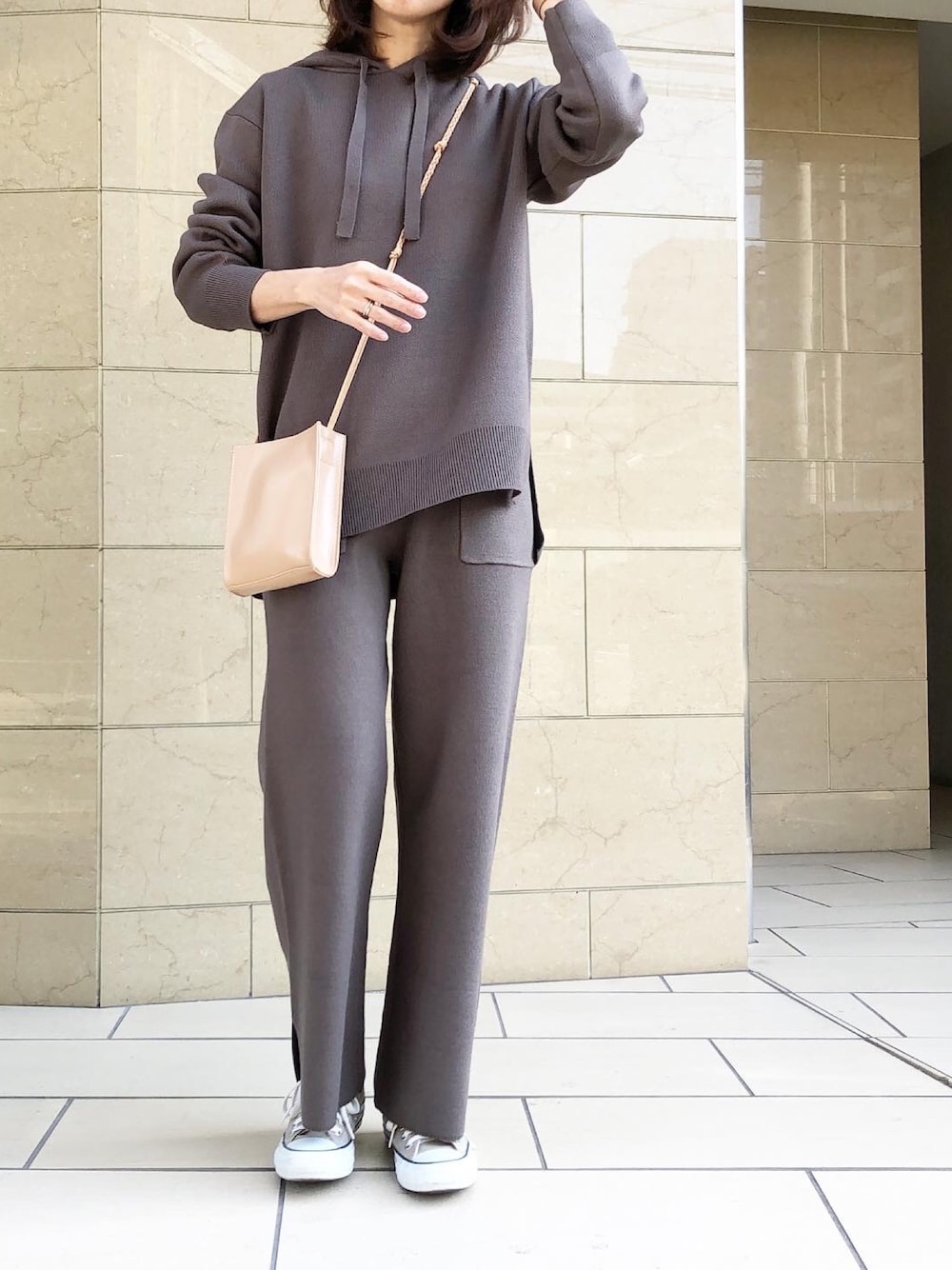 「GU、セットアップ、ニットパンツ、おしゃれさんと繋がりたい、大人カジュアル、カジュアル、シンプル、プチプラ、ブラウン、コンバース」｜「GUのアイテム（パンツ、ブラウン系）」を使った、ikmさん（レディース・157cm）の冬コーディネートの1枚目の写真