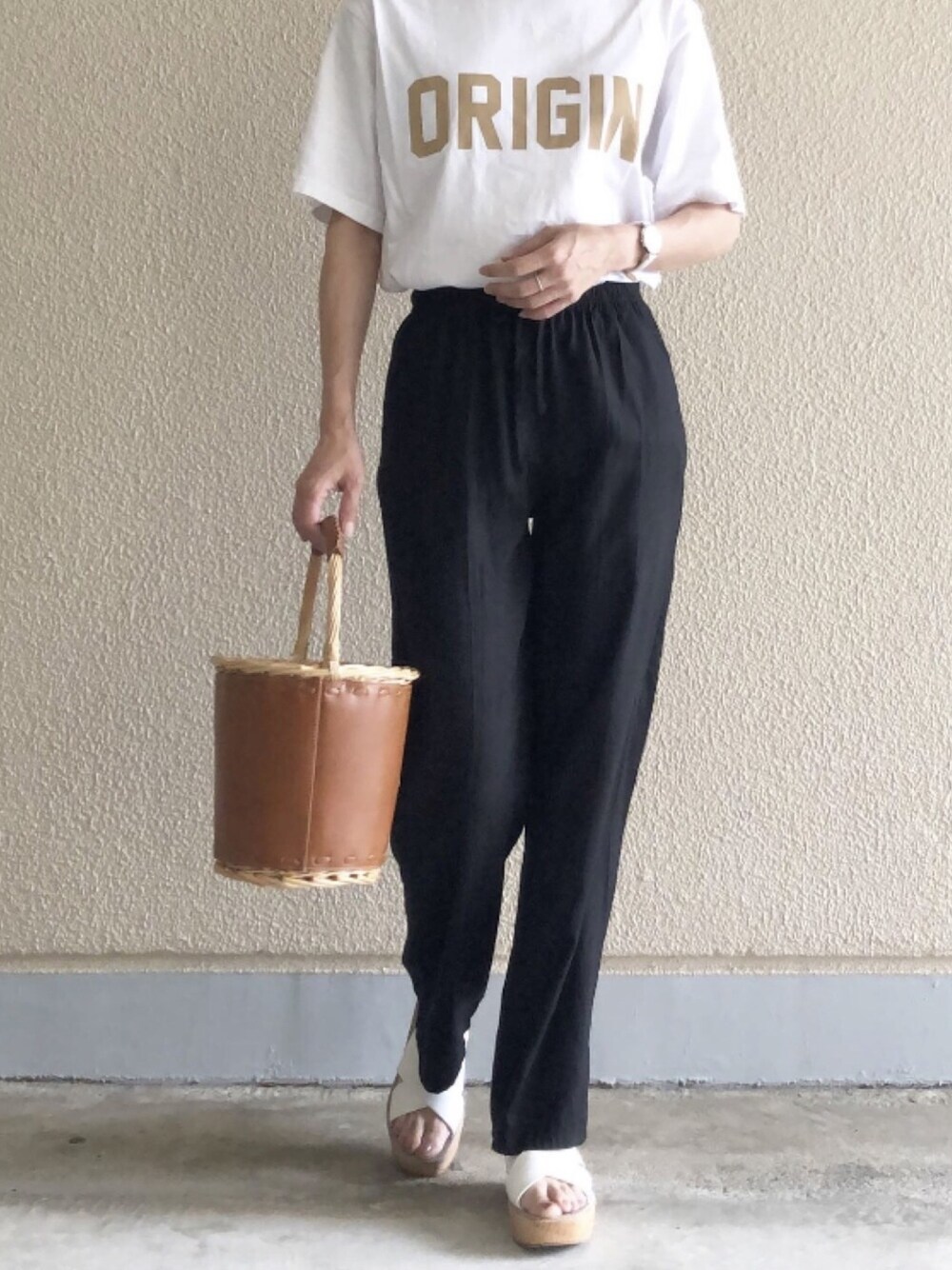 「韓国ファッション、UNIQLO、サンダル、リラックススタイル、夏、休日スタイル、ラフ、Tシャツ、ロゴT、大人カジュアル」｜「UNIQLOのドレープワイドパンツ（その他パンツ、ブラック系）」を使った、ikmさん（レディース・157cm）の夏コーディネートの1枚目の写真