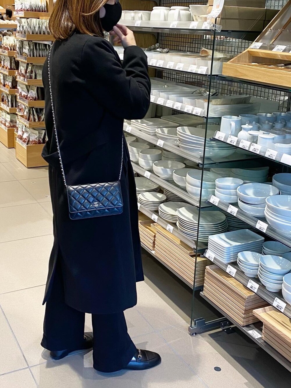 「大人カジュアル、シンプル、カジュアルコーデ、カジュアル、モノトーン、ローファー、パンツスタイル、プチプラ、おしゃれさんと繋がりたい」｜「DHOLICのアイテム（チェスターコート、ブラック系）」を使った、ikmさん（レディース・157cm）の冬コーディネートの1枚目の写真