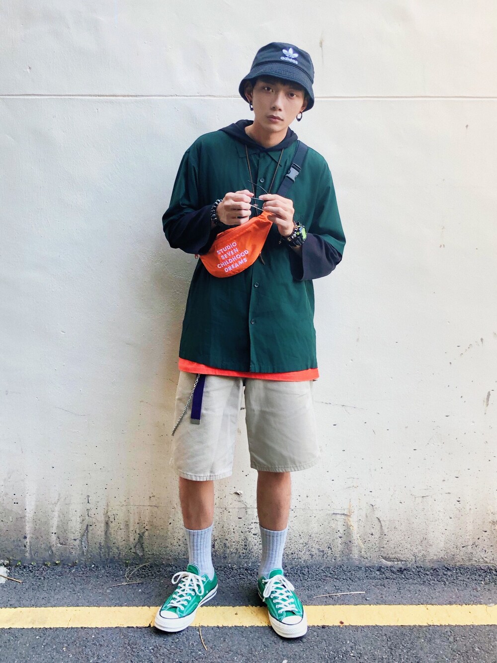 「ootd、夏、街頭穿搭、休閒、oversize、converse、GU、WEAR、Dickies、Taiwan」｜「adidasのADIDAS/ｱﾃﾞｨﾀﾞｽ ACBUCKETHAT ﾕﾆｾｯｸｽ（ハット、ブラック系）」を使った、Chenさん（メンズ・174cm）の夏コーディネートの1枚目の写真