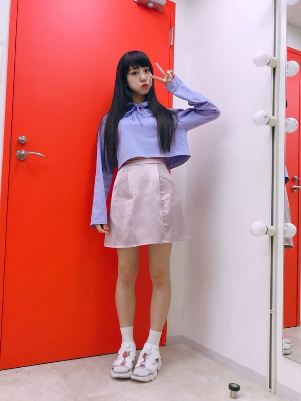 「春、カジュアル、ガーリー、パーカー、ミニスカート、ポンプフューリー、インスタポンプフューリー、サンダルに靴下、今日はもう家にいる、アイス食べちゃおーっと😋」｜「OPENING CEREMONYのアイテム（パーカー、パープル系）」を使った、飯窪春菜さん（レディース・160cm）の春コーディネートの1枚目の写真