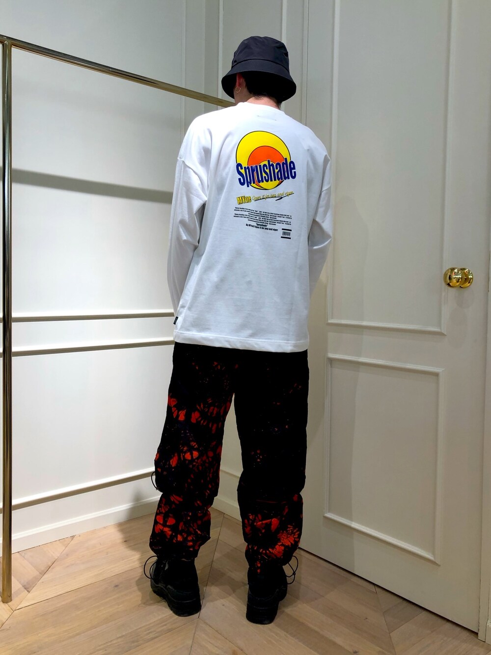「春、MYNE、スニーカーコーデ、ストリートMIX、ラフ」｜「MYneのMYne マイン / Sprushade L/S T-shirts プリントロングスリーブTシャツ / G04LT282（Tシャツ/カットソー、ホワイト系）」を使った、Yuseiさん（メンズ・176cm）の冬コーディネートの1枚目の写真