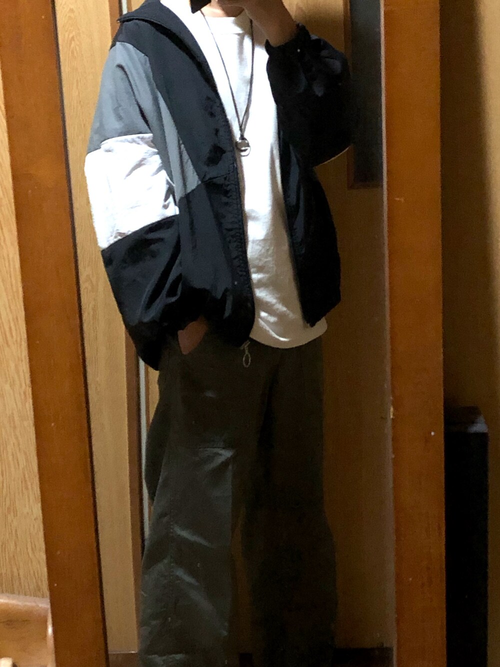 「ゆったりコーデ、UNIQLO U、UNIQLO、kutir、秋のコーデ、お洒落さんとつながりたい、大学生、カーゴパンツ」｜「kutirの配色ナイロンジャケット（ナイロンジャケット、ブラック系）」を使った、ryoseiさん（メンズ・172cm）の秋コーディネートの1枚目の写真