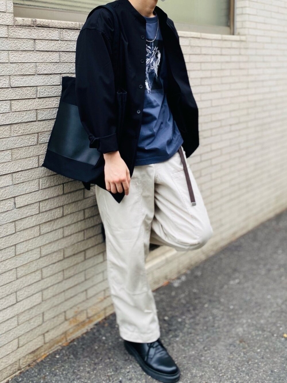 「ビッグシルエット、シャツスタイル、春コーデ、プチプラ、くすみカラー」｜「Dr. Martensの【Dr.Martens】ドクターマーチン 「3HOLE GIBSON 1461」（ドレスシューズ、ブラック系）」を使った、ryoseiさん（メンズ・172cm）の春コーディネートの1枚目の写真