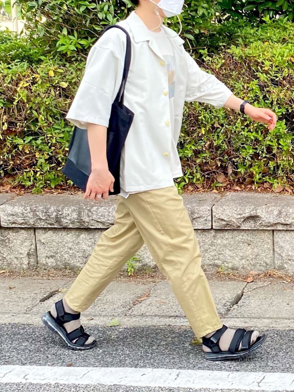 「初夏コーデ、きれいめカジュアル、トートバッグ、くすみカラー、ホワイトコーデ、グラフィックＴ、オープンカラーシャツ、マスクコード、サンダル、古着好きな人と繋がりたい、ベージュ」｜「epnokのepマスクコード（マスク、ベージュ系）」を使った、ryoseiさん（メンズ・172cm）の夏コーディネートの1枚目の写真