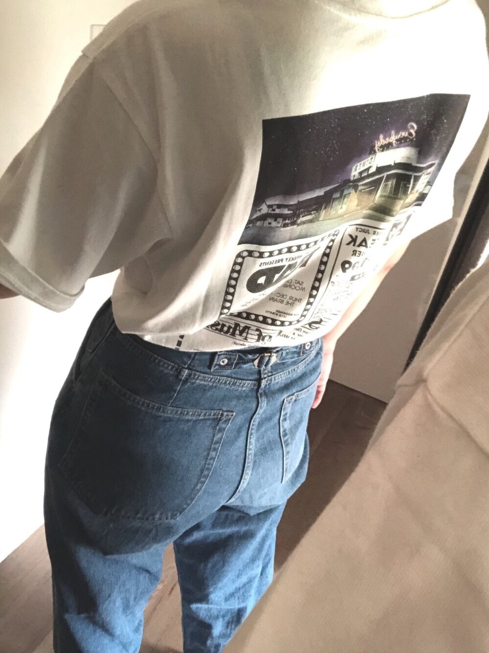 「グラフィックＴ、白Tシャツ×デニム、ハイウエストデニム、夏コーデ、ラフ、シンプル、高身長女子」｜「HOLIDAYのTUCK DENIM PANTS タックデニムパンツ（デニムパンツ、ブルー系）」を使った、MIDORIさん（レディース・170cm）の夏コーディネートの1枚目の写真