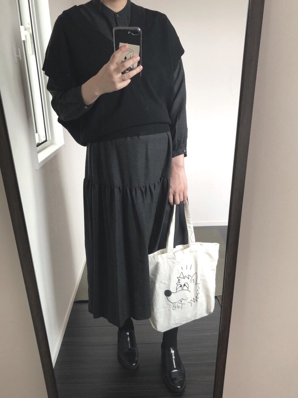 「ティアードワンピース、ベスト、バンドカラー、シャツワンピース、マタニティ、臨月、妊婦、モノトーン、ガンダム」｜「JEANASISの14GソウバリBIGベスト/878474（ベスト、ブラック系）」を使った、MIDORIさん（レディース・170cm）の春コーディネートの1枚目の写真