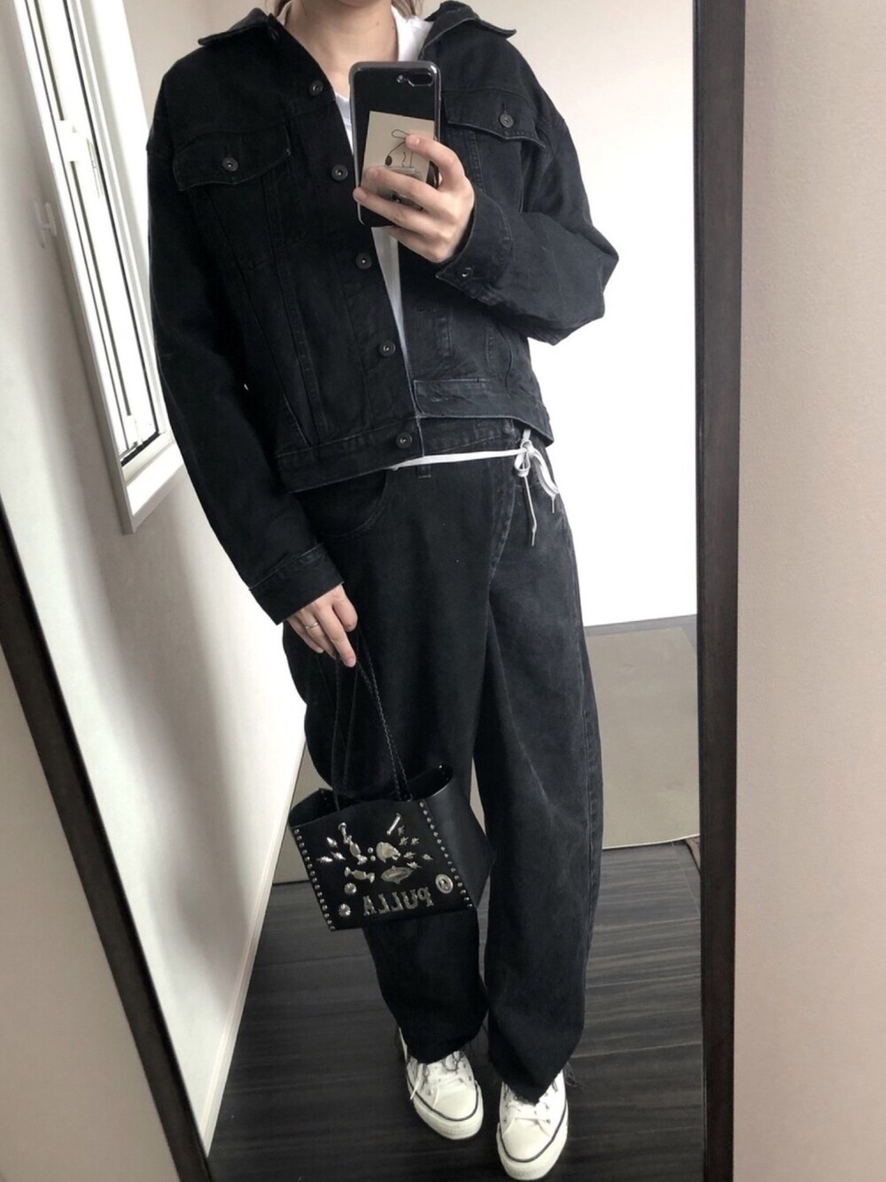 「デニムオンデニム、モノトーンコーデ、白黒、妊婦、マタニティ、臨月、ビッグシルエット、デニムジャケット、デニムパンツ、高身長」｜「GUのアイテム（デニムジャケット、ブラック系）」を使った、MIDORIさん（レディース・170cm）の春コーディネートの1枚目の写真