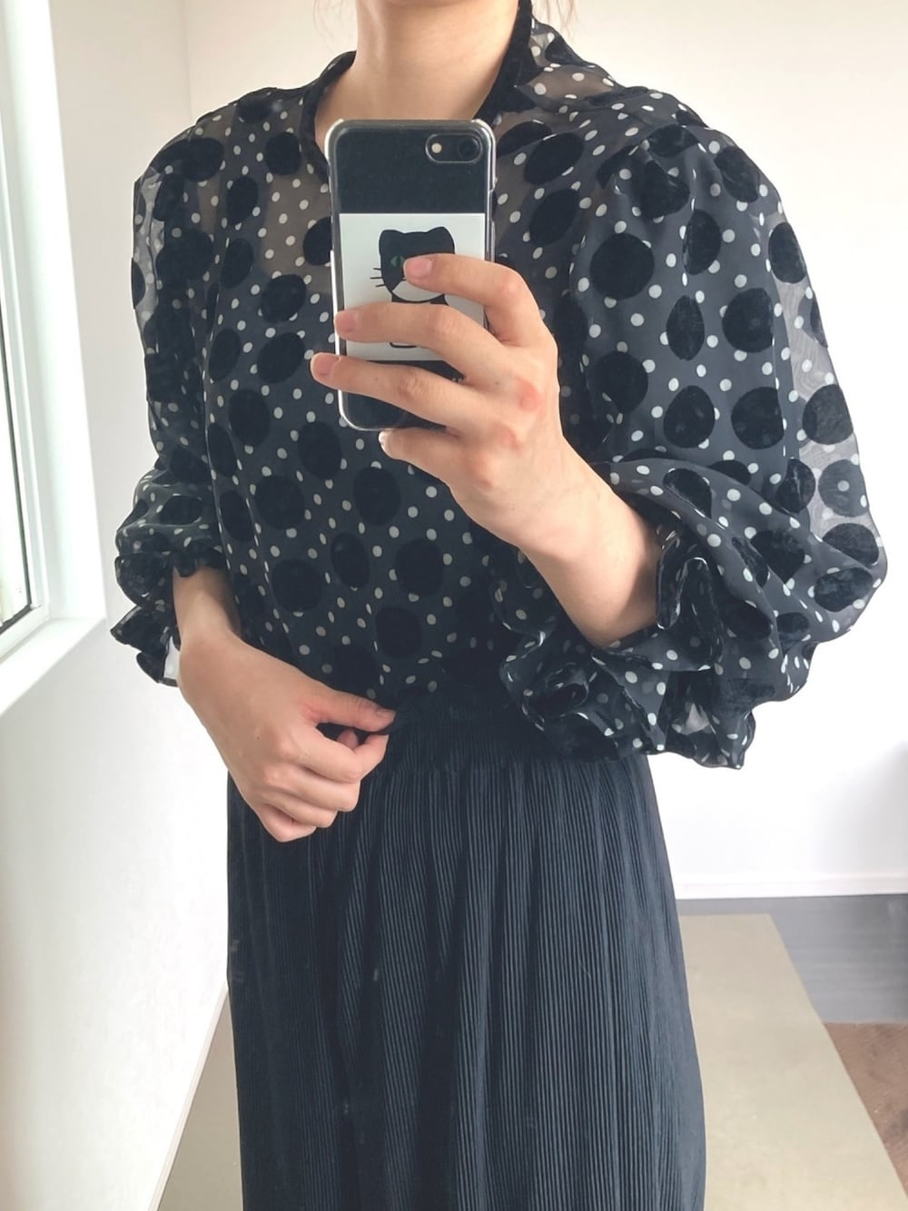 「結婚式、オケージョン、パーティースタイル、モノトーン、オールブラック、プリーツパンツ、プリーツイージーワイドパンツ、ドット」｜「CLANEのアイテム（シャツ/ブラウス、ブラック系）」を使った、MIDORIさん（レディース・170cm）の夏コーディネートの1枚目の写真