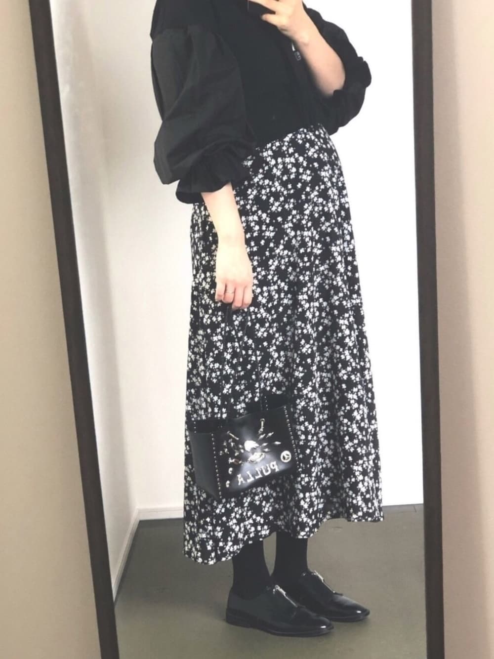 「マタニティ、モノトーンコーデ、トーガ、臨月、クラネ、ロングスカート、ドレスシューズ、妊婦、高身長、マキシスカート」｜「CLANEのアイテム（ニット/セーター、ブラック系）」を使った、MIDORIさん（レディース・170cm）の春コーディネートの1枚目の写真