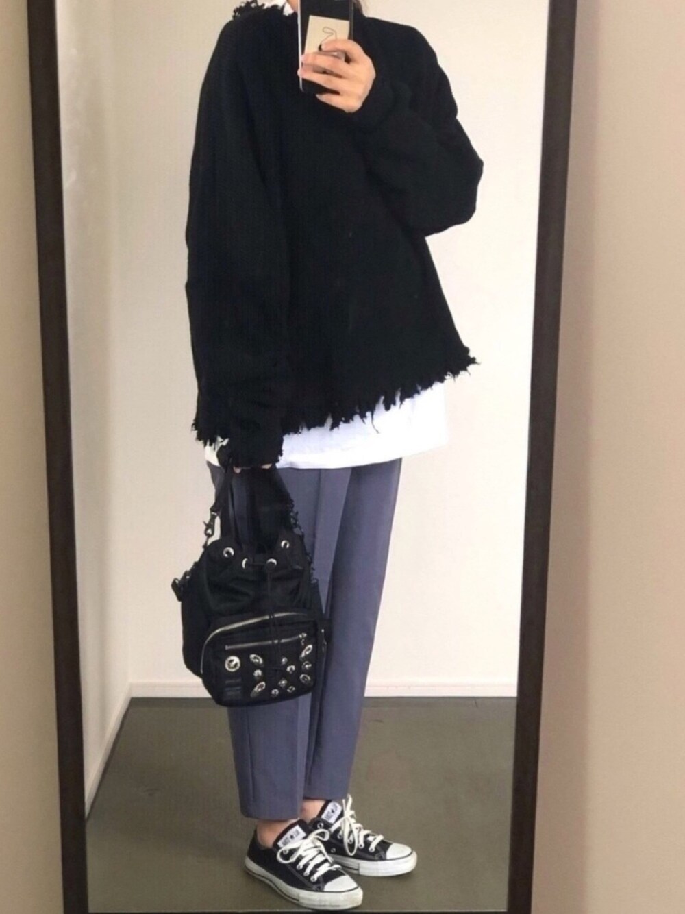 「プチプラコーデ、カラーパンツ、紫、マタニティ、妊婦、臨月、高身長、TOGA×PORTER、ストレッチテーパードパンツ、ヘビーウェイトビッグT」｜「JOURNAL STANDARDの【EVERLAST/エバーラスト】ダメージサーマル（Tシャツ/カットソー、ブラック系）」を使った、MIDORIさん（レディース・170cm）の春コーディネートの1枚目の写真