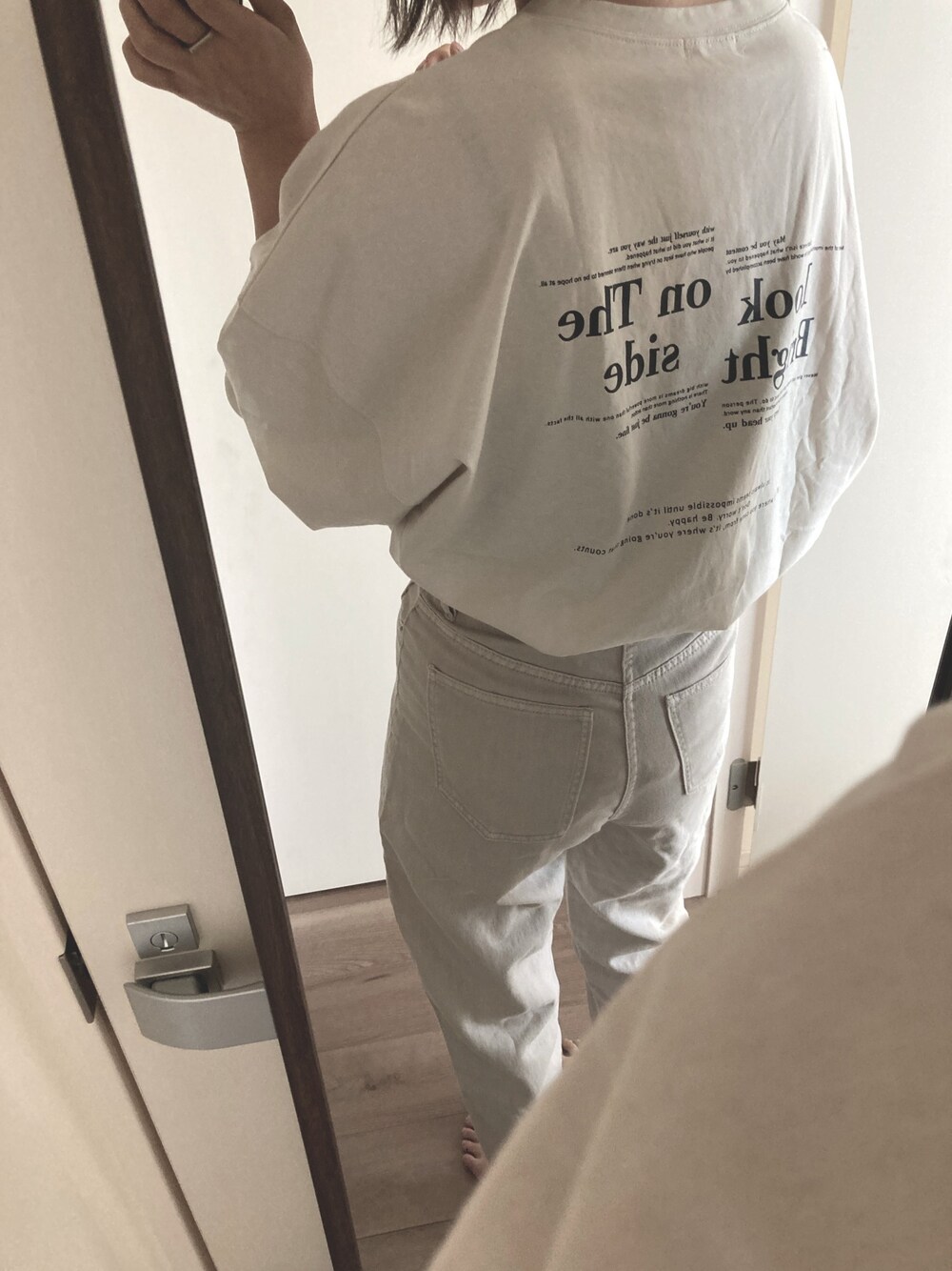 「アンクルレングスツイルパンツ、ロンT、オールホワイト、テーパードパンツ、ワントーンコーデ、ベージュコーデ、プチプラ、5000円以内コーデ」｜「apres jour mignonの【大きいサイズ】アソートスリットBIGロンT【ZOZOTOWN限定アイテム】（Tシャツ/カットソー、ホワイト系）」を使った、MIDORIさん（レディース・170cm）の秋コーディネートの1枚目の写真