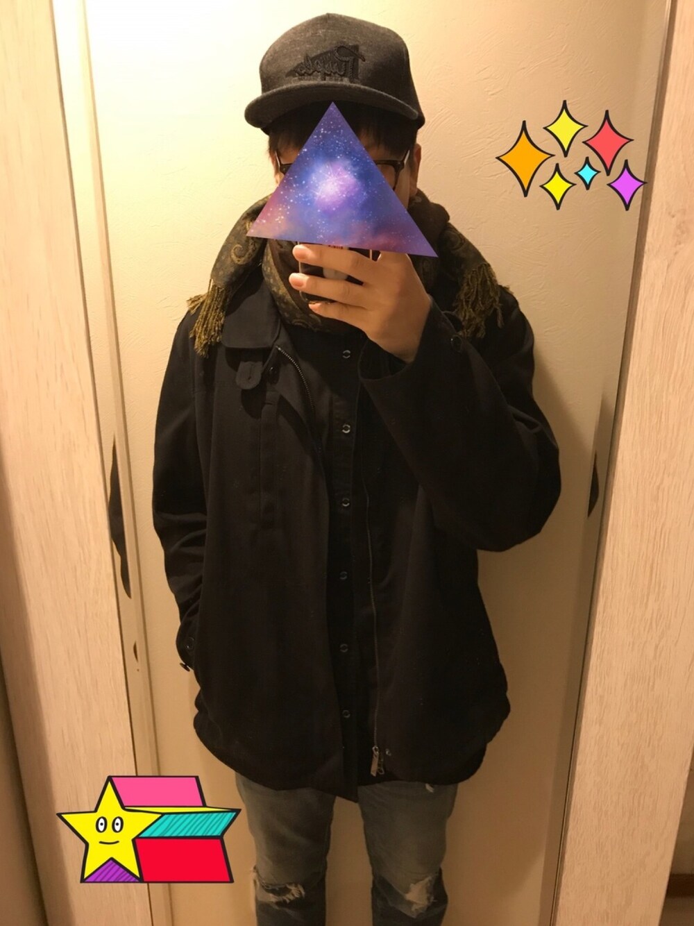 「マフラー、ビッグシルエット、ワークシャツ、ブルゾン、ダメージデニムパンツ、革靴、シンプル、モノトーン、ペイズリー、黒」｜「Purple&Yellowのスウェット平つば刺繍キャップ（キャップ、グレー系）」を使った、しぇりー店長さん（メンズ・179cm）の秋コーディネートの1枚目の写真