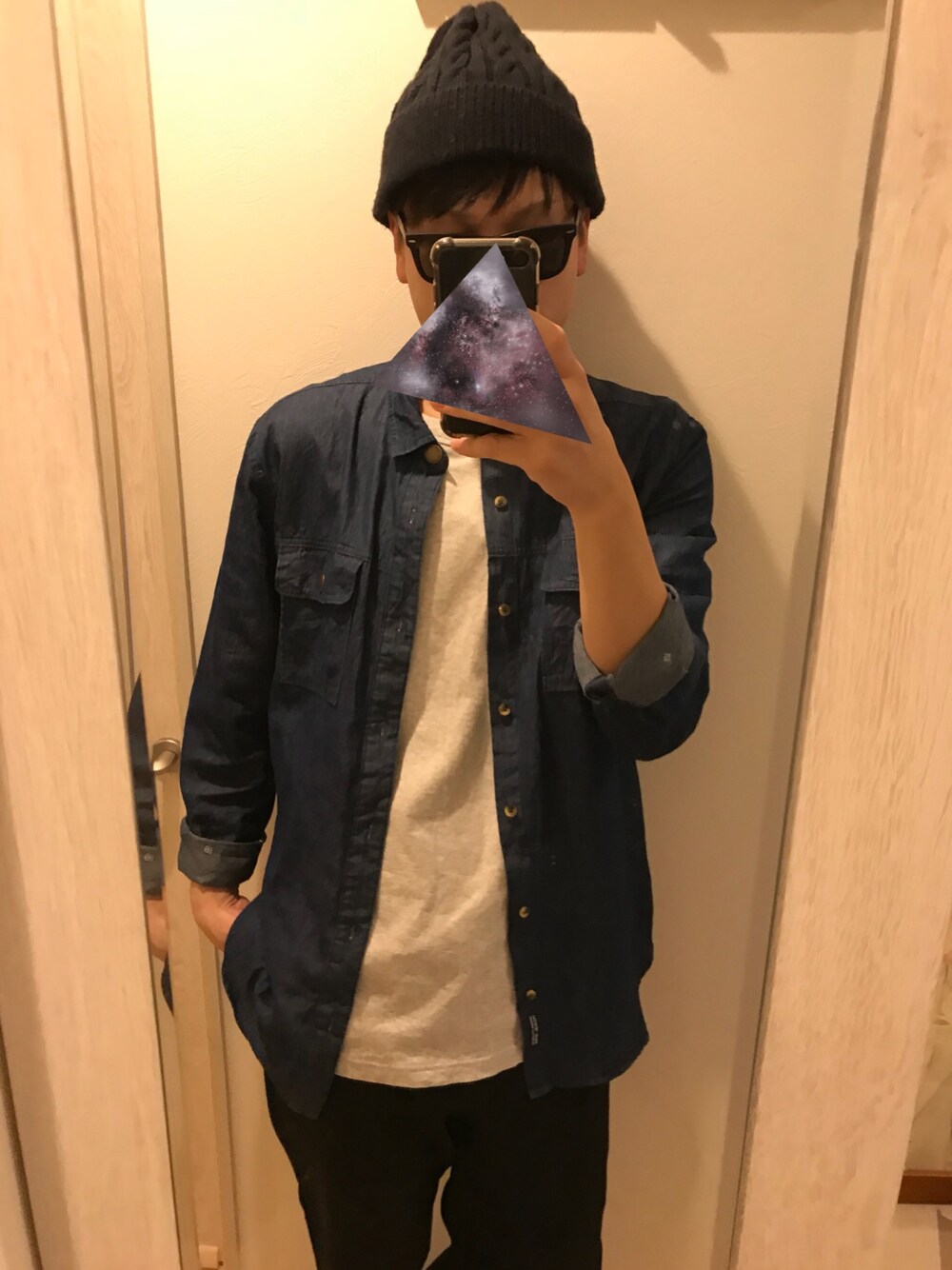 ブルー系のシャツ/ブラウス、グレー系のTシャツ/カットソー、ブラック系のスラックスを着用したメンズの春コーディネートの1枚目の写真