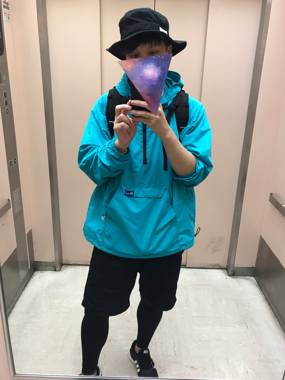 ブラック系のバックパック/リュック、ブラック系のその他パンツ、ブラック系のスニーカーを着用したメンズの春コーディネートの1枚目の写真