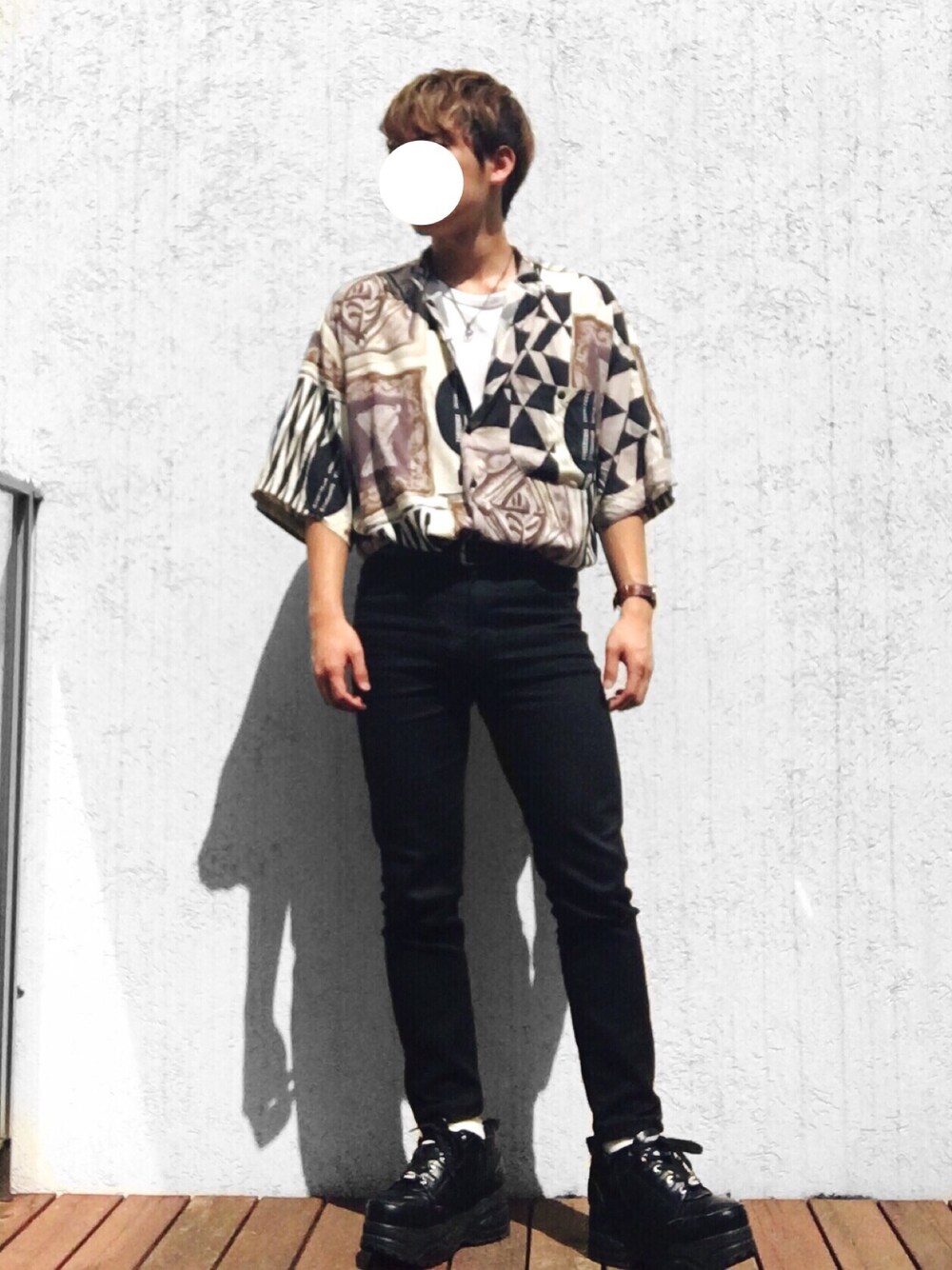 ベージュ系のシャツ/ブラウス、ホワイト系のTシャツ/カットソー、ブラック系のデニムパンツを着用したメンズの春コーディネートの1枚目の写真