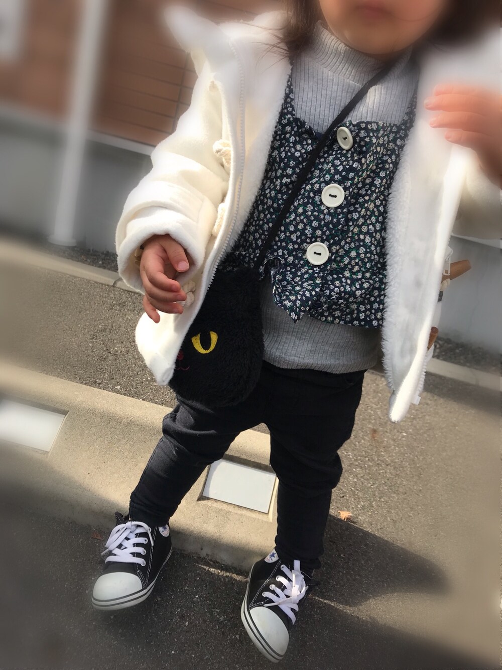 「キッズコーデ、ハナガラ、カジュアルコーデ、シンプルコーデ、スニーカー、converse」｜「petit mainの６分袖花柄ビスチェＴシャツ（Tシャツ/カットソー、グレー系）」を使った、りりさん（キッズ・90cm）の冬コーディネートの1枚目の写真