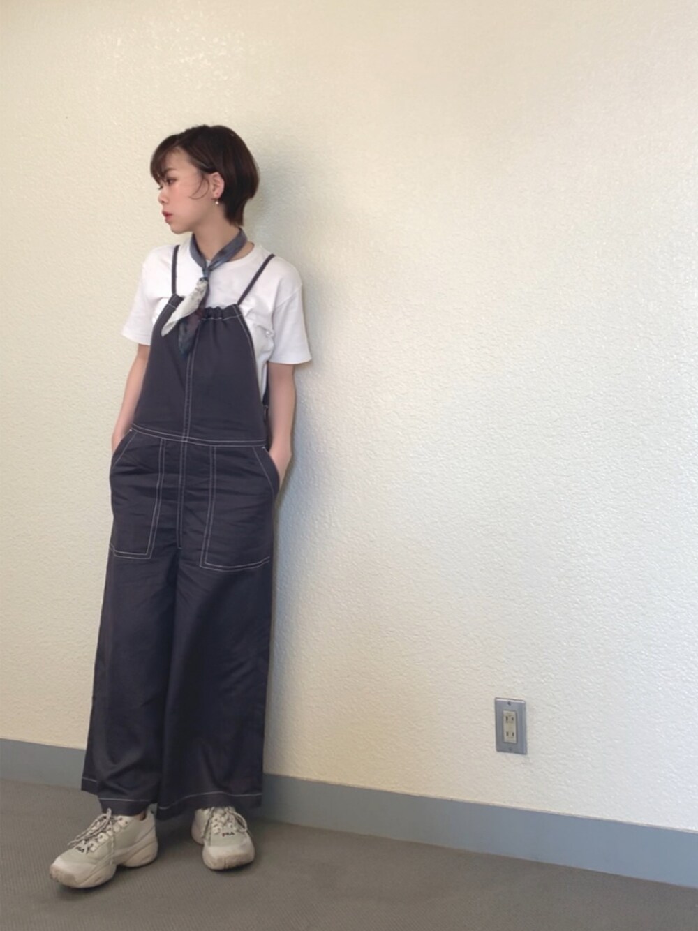 「スニーカー、FILA、サロペット、KBF、スカーフ、UNIQLO、ユニクロ、古着、used」｜「KBFのアイテム（サロペット/オーバーオール、ブラック系）」を使った、かーにさん（レディース・165cm）の夏コーディネートの1枚目の写真