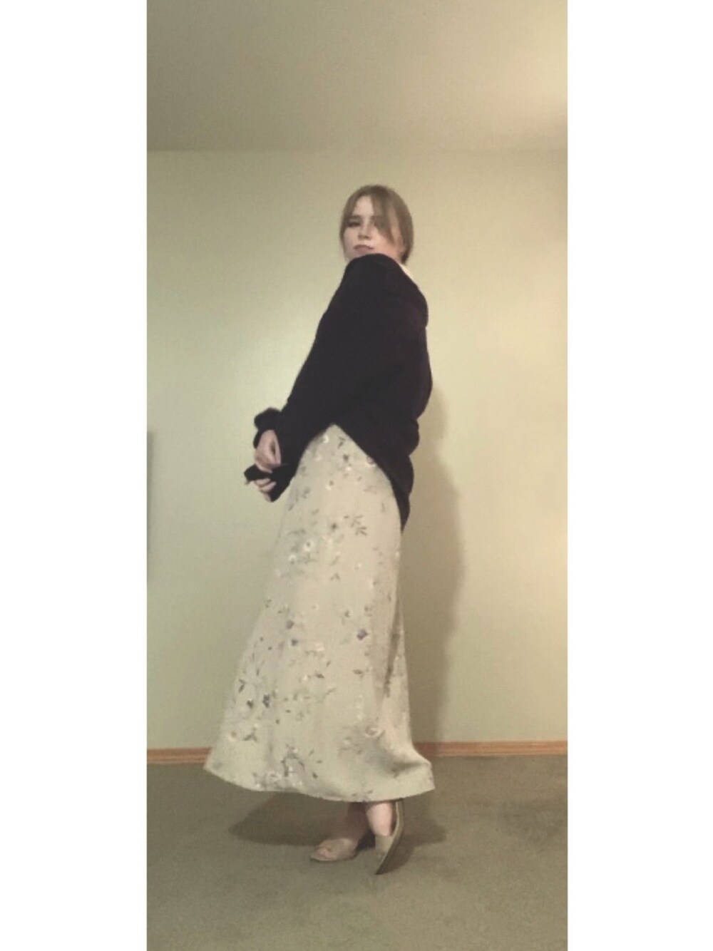 「floral、girl、beige、skirt、buttonup」｜「COLE HAANのアイテム（サンダル、ベージュ系）」を使った、Jessicaさん（レディース・163cm）の夏コーディネートの1枚目の写真