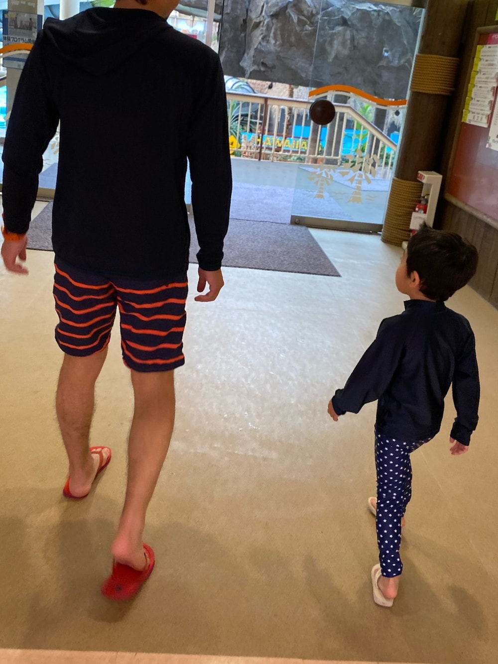「ラッシュガード、キッズファッション、水着、親子コーデ、キッズ水着、子供水着」｜「GAPのアイテム（水着、レッド系）」を使った、kids boyさん（キッズ・100cm）の冬コーディネートの1枚目の写真