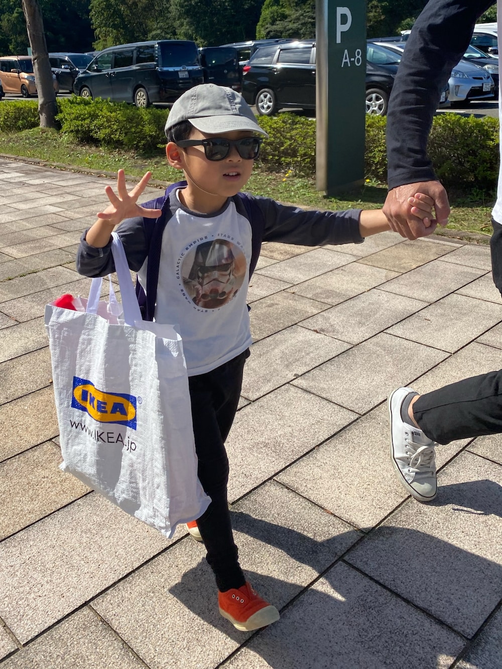 「サングラス、子供サングラス、公園、息子、むすこーで」｜「RALPH LAURENのアイテム（キャップ、グリーン系）」を使った、kids boyさん（キッズ・110cm）の冬コーディネートの1枚目の写真