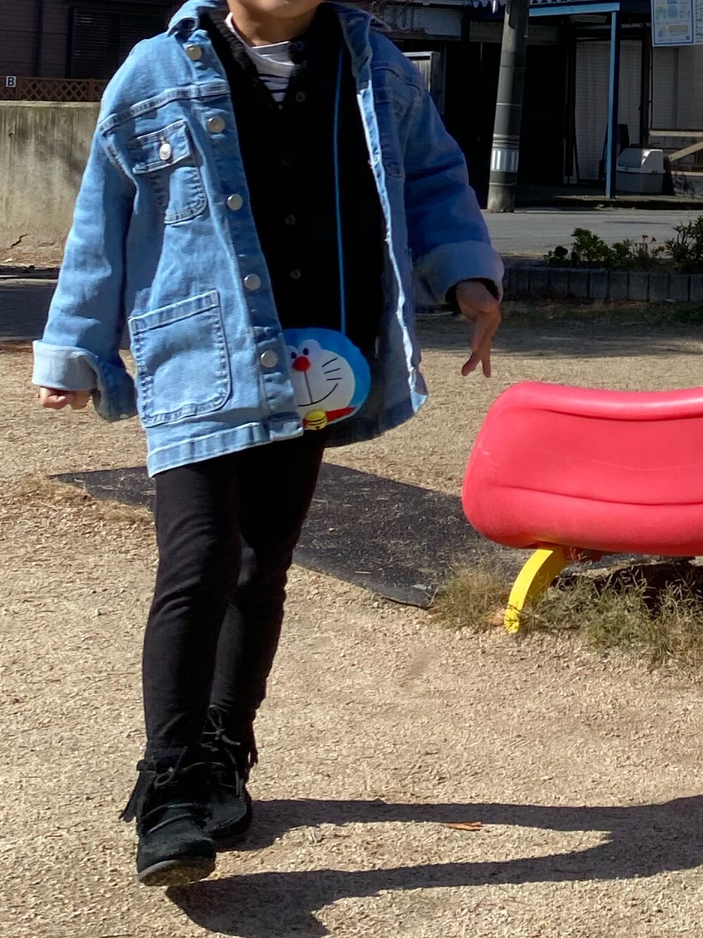 「ザラキッズ、ZARA、ZARA KIDS、お買い物、おとこのこ、男の子、ベレー帽」｜「ZARA KIDSのアイテム（デニムジャケット、ブルー系）」を使った、kids boyさん（キッズ・110cm）の冬コーディネートの1枚目の写真