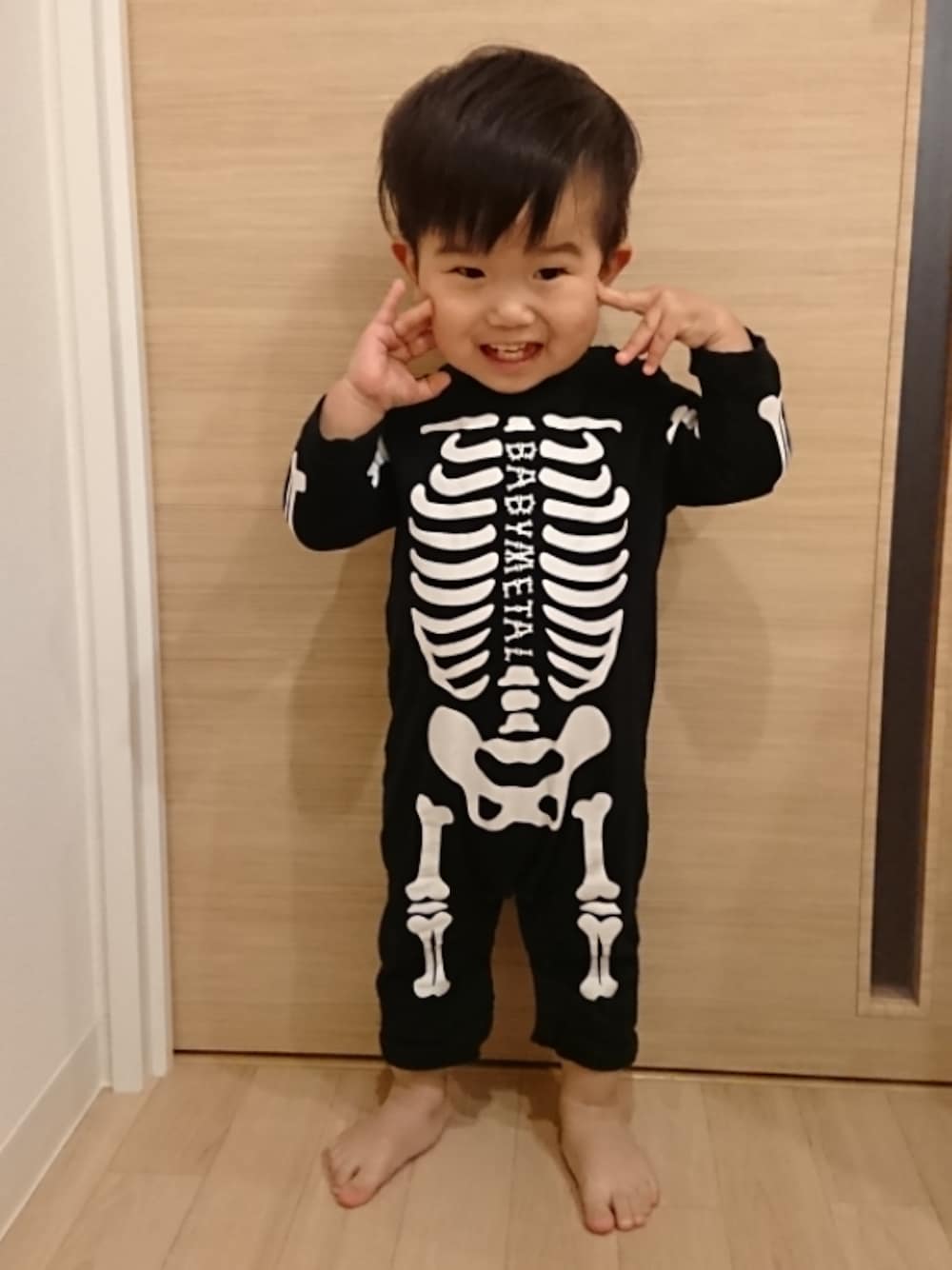 「BABYMETALのアイテム（ロンパース、ブラック系）」を使った、コタローさん（キッズ・80cm）の冬コーディネートの1枚目の写真