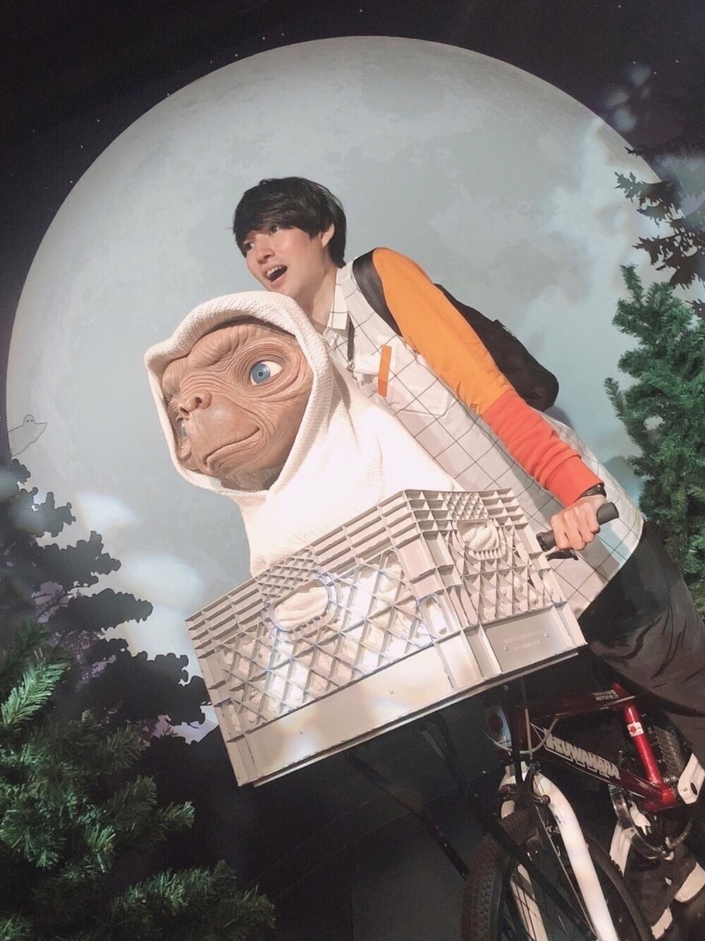 「マダムタッソー、MUZE、オレンジ、シャツスタイル、E.T.、自転車スタイル」｜「MUZEのアイテム（シャツ/ブラウス、オレンジ系）」を使った、サカナカズマさん（メンズ・178cm）の秋コーディネートの1枚目の写真