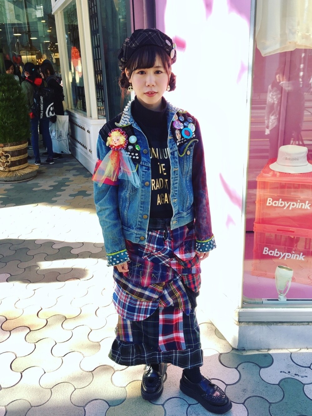 「FRUiTS、原宿、ラフォーレ原宿、カオストリップ、スナップ」｜「友達deギャルソンのアイテム（ハンチング/ベレー帽、グレー系）」を使った、こばるとちゃんさん（レディース・158cm）の冬コーディネートの1枚目の写真