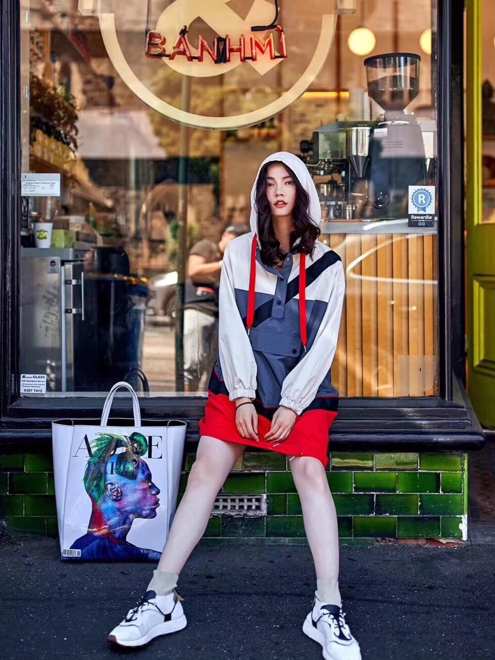 「春コーデ、オトナカジュアル、シンプル、デニムパンツ、outfit」｜「AT独创设计のアイテム（パーカー、レッド系）」を使った、穿舞鞋的黑猫さん（レディース・172cm）の冬コーディネートの1枚目の写真