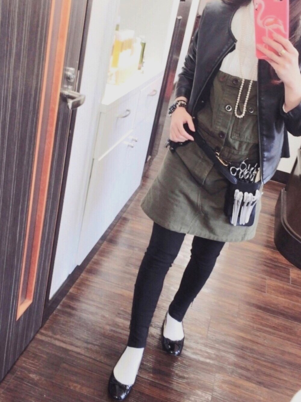 「ジャンパースカート、サロペットスカート、パンプス、白ソックス、淡水パール、美容師、美容師コーデ、スパッツ、スリットパンツ、ジョンブル」｜「Johnbullのアイテム（サロペット/オーバーオール、グリーン系）」を使った、⍟⑅yasuko⋆*･✠さん（レディース・149cm）の冬コーディネートの1枚目の写真