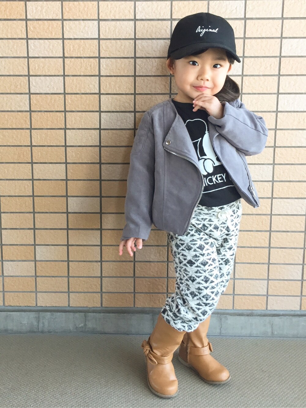 「おんなのこ、キッズコーデ、キッズファッション、キャップ、ブーツ、ライダース、UNIQLO、GAP」｜「H&Mのアイテム（ライダースジャケット、グレー系）」を使った、yuuuuwa!!!さん（キッズ・90cm）の冬コーディネートの1枚目の写真
