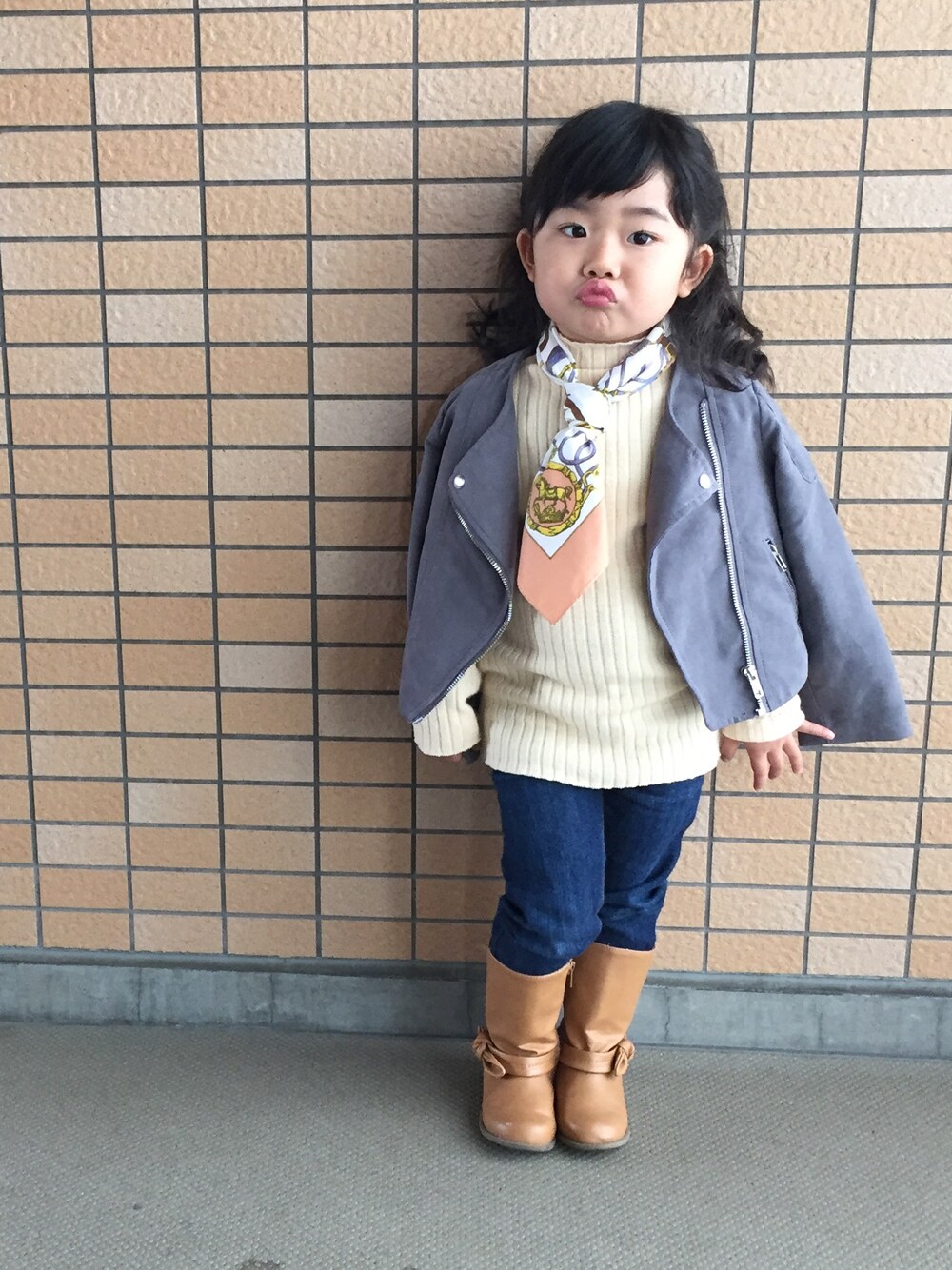 「春コーデ、ライダース、ライダースジャケット、ブーツ、スカーフ、くすみピンク、韓国子供服、デニム、おんなのこ」｜「H&Mのアイテム（ライダースジャケット、グレー系）」を使った、yuuuuwa!!!さん（キッズ・100cm）の春コーディネートの1枚目の写真