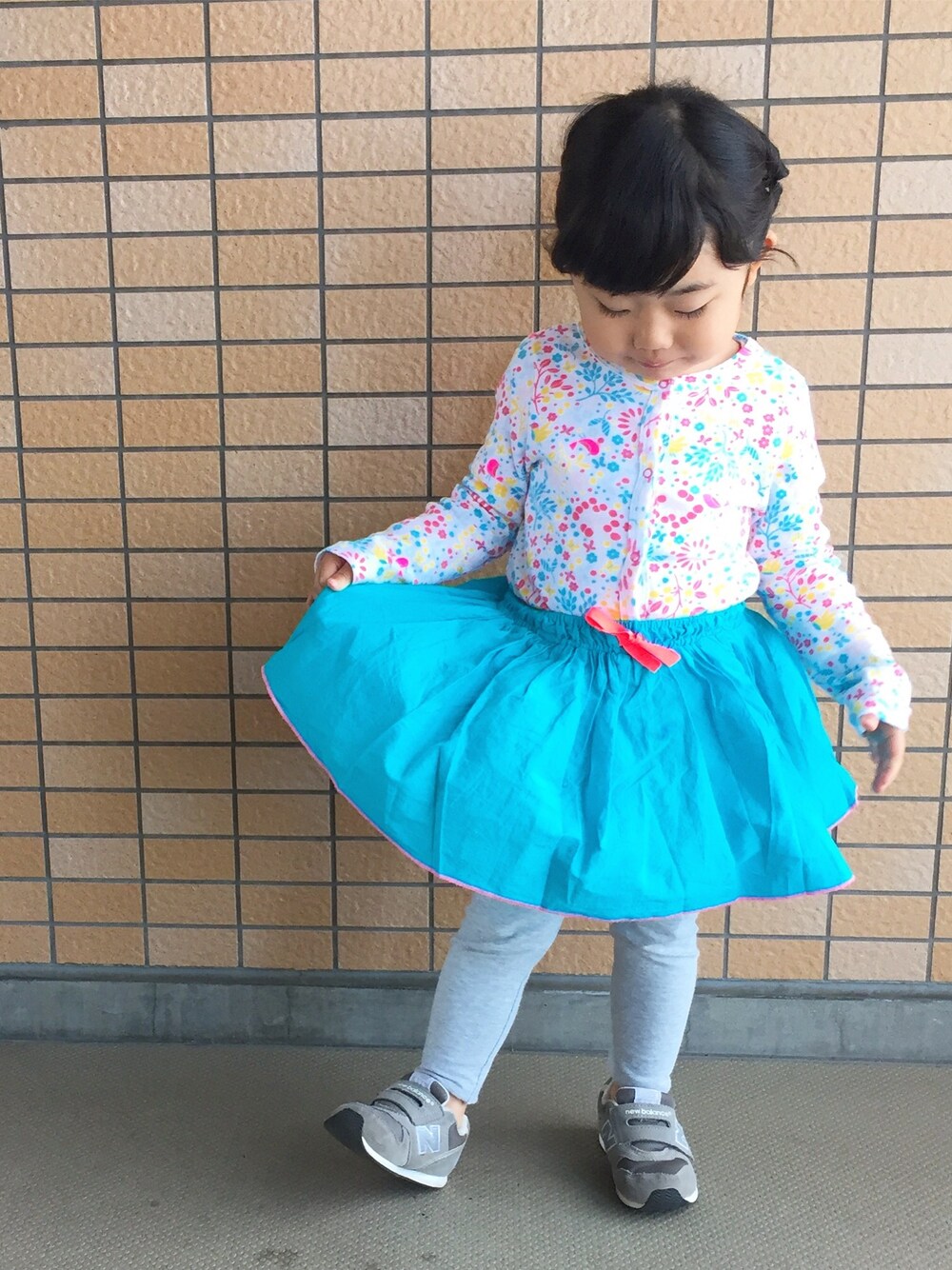 「キッズファッション、キッズコーデ、春コーデ、スニーカー、ブルー、花柄、おんなのこ、女の子」｜「PETIT BATEAUのアイテム（カーディガン/ボレロ、その他）」を使った、yuuuuwa!!!さん（キッズ・100cm）の春コーディネートの1枚目の写真